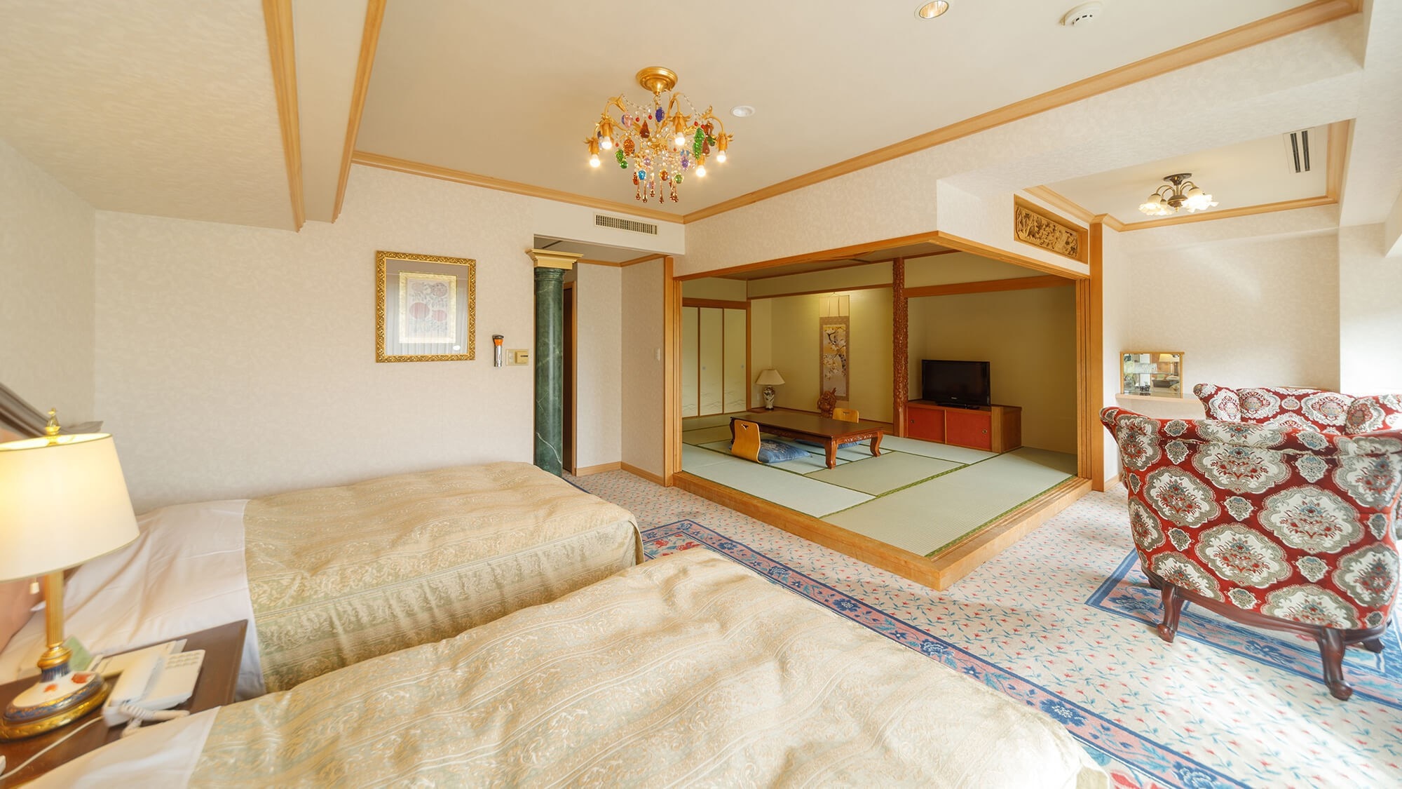 [New building] Japanese-Western style room (Japanese-style room 10-12 tatami mats + 2 beds) / Ideal for futon and bed groups.