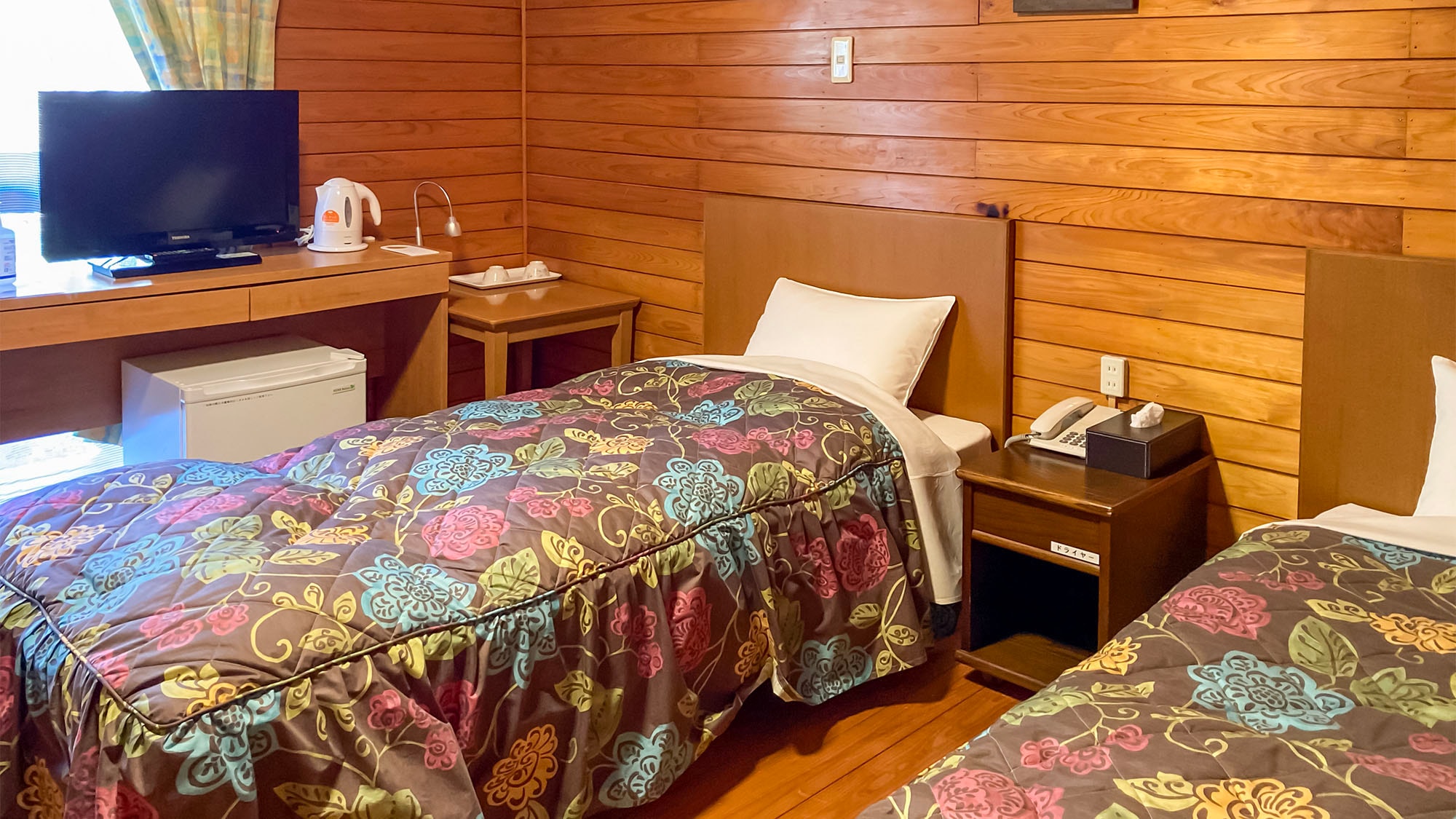・ [Main Building Western Room] A natural relaxing space with a gentle scent of wood and warmth