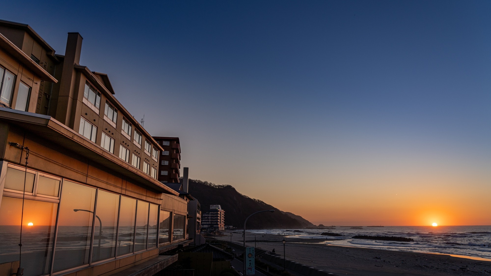 ■ [外觀]酒店的夕陽和湯之濱海灘