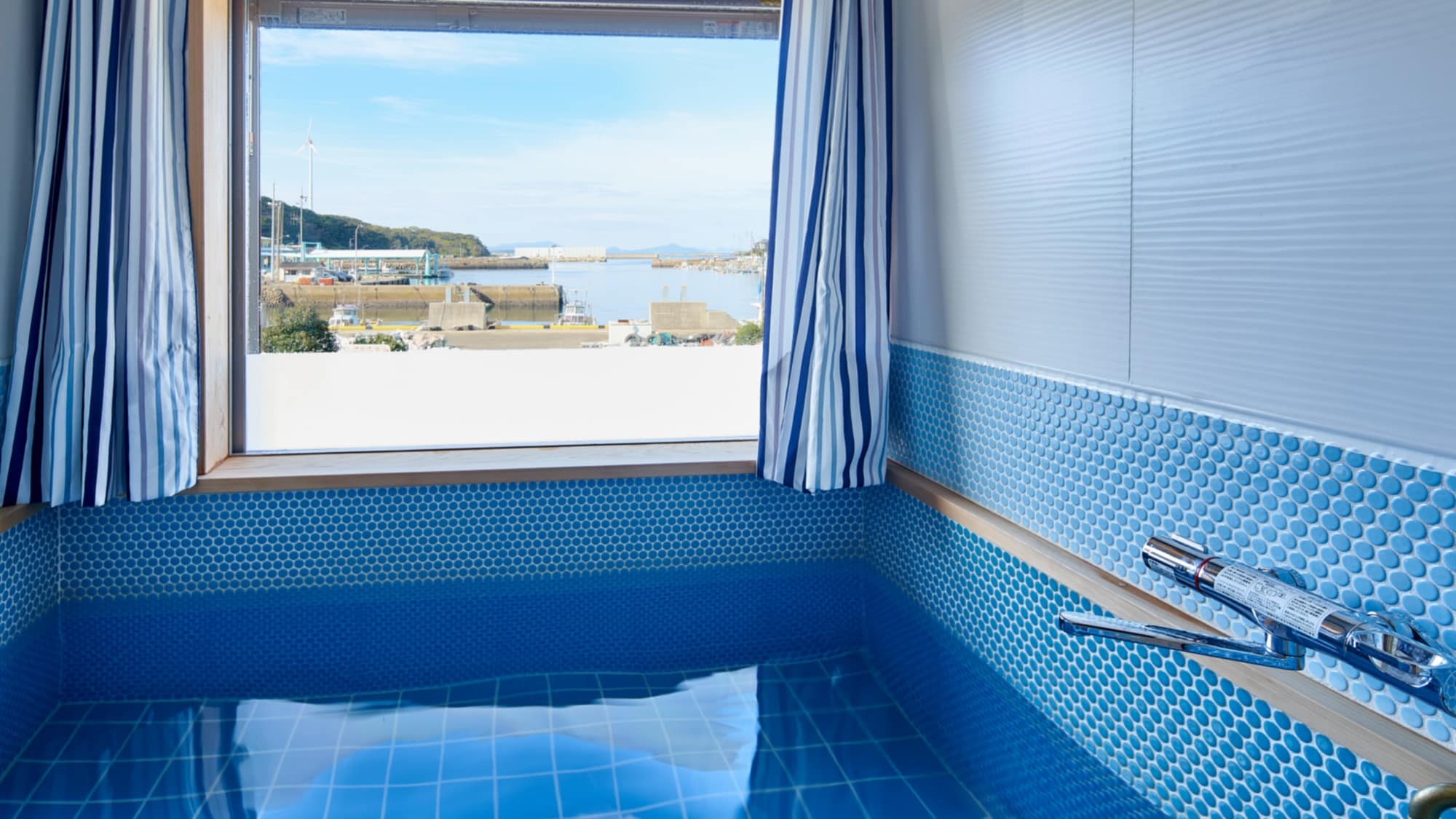 Panoramic bath