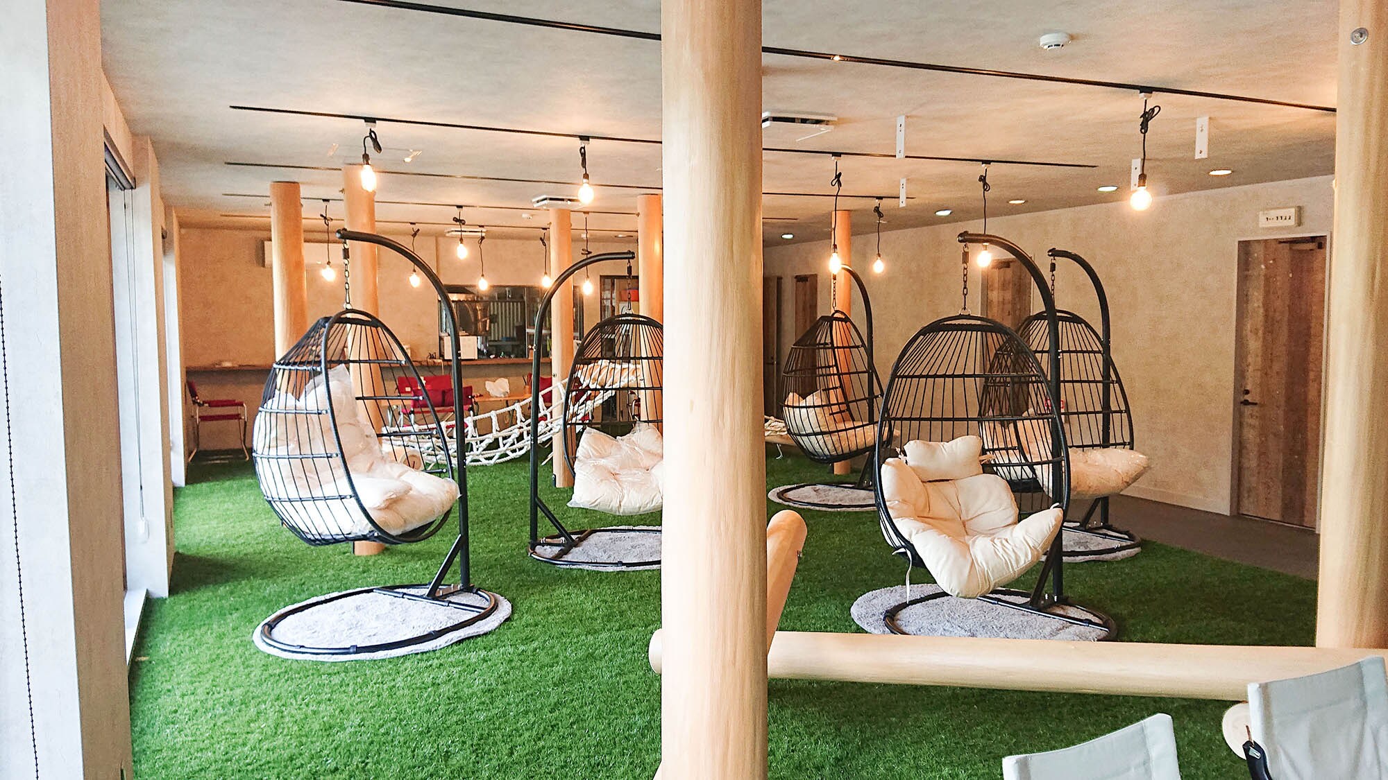 ・【로비】행잉 의자도 복수 준비. 푹신한 쿠션에 싸여 편안한