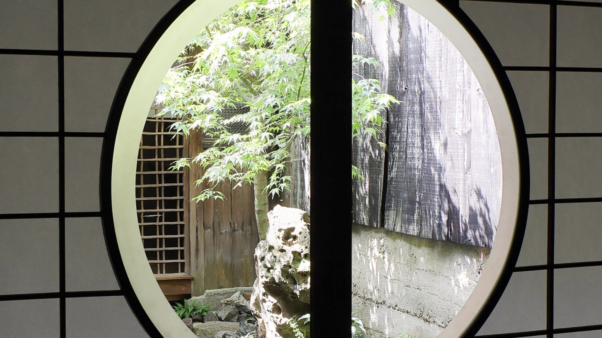 ・[Living room] When the shoji screen is closed, it becomes a circular window. You can enjoy the modern atmosphere and the view of the inner garden.