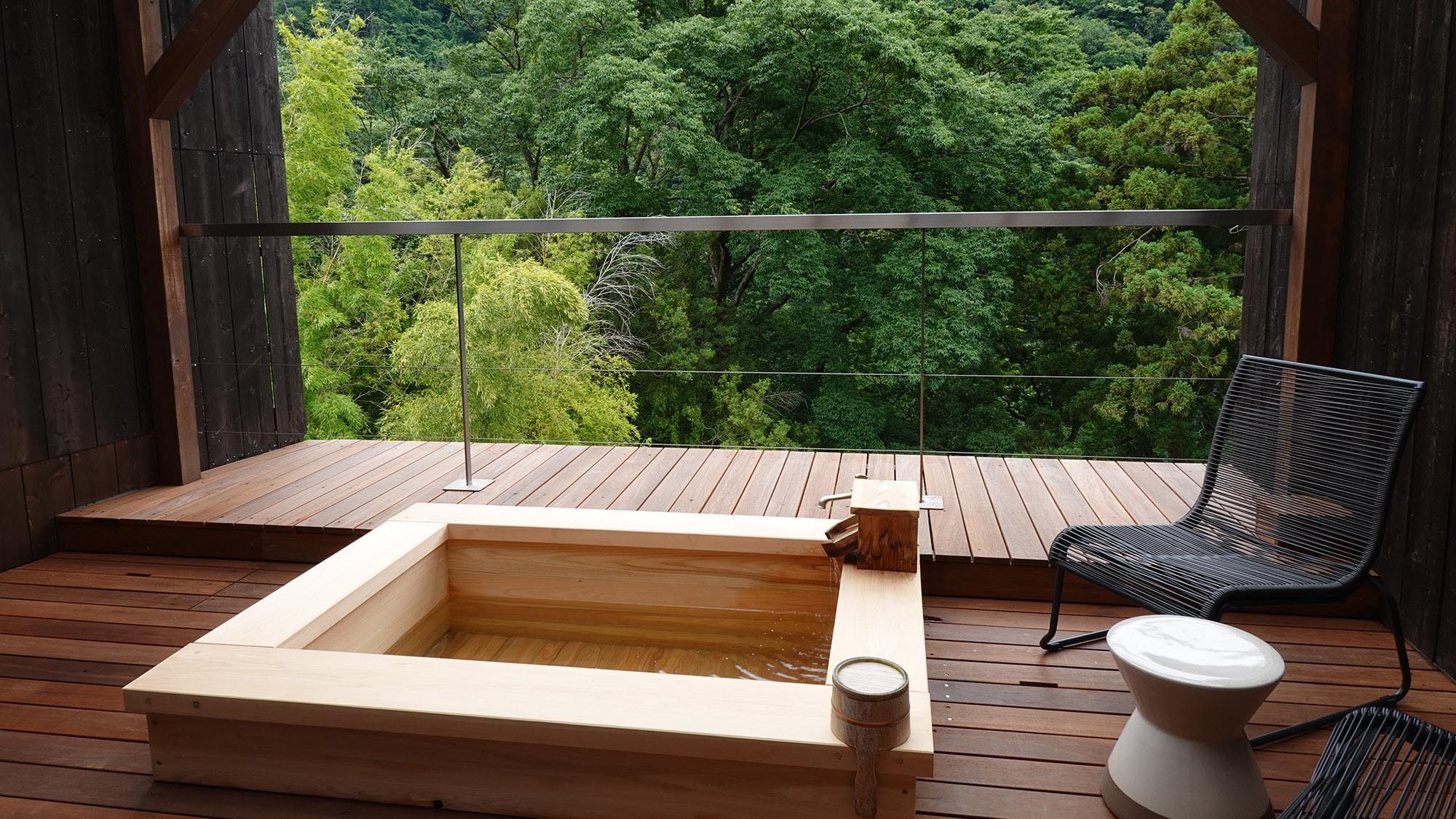 ・[紫苑]一邊泡在源頭流淌的溫泉中，一邊欣賞箱根的山脈美景。