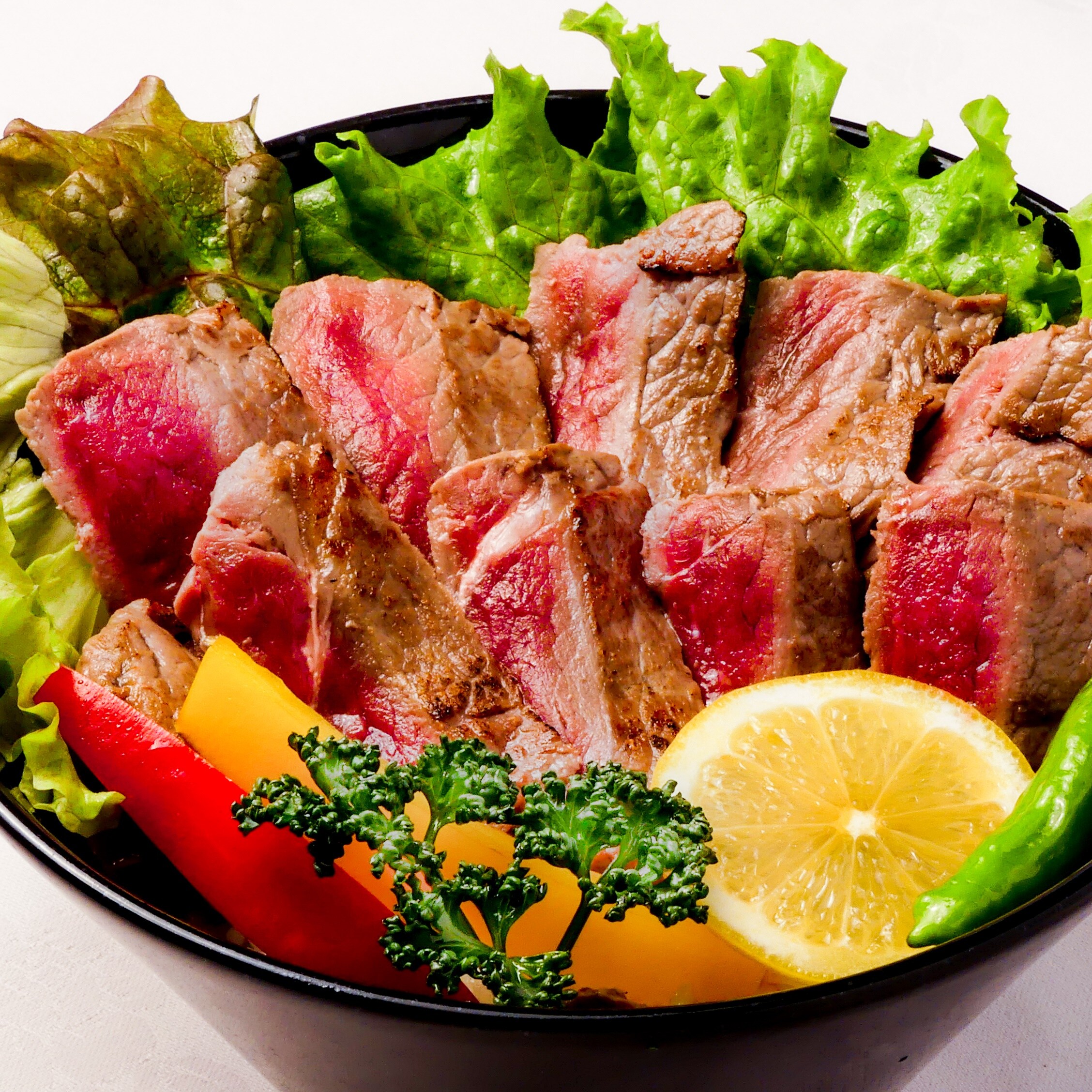 Populer No.1! Satu set mangkuk steak daging sapi yang lezat. Anda juga dapat menikmatinya dengan rencana akomodasi Anda.