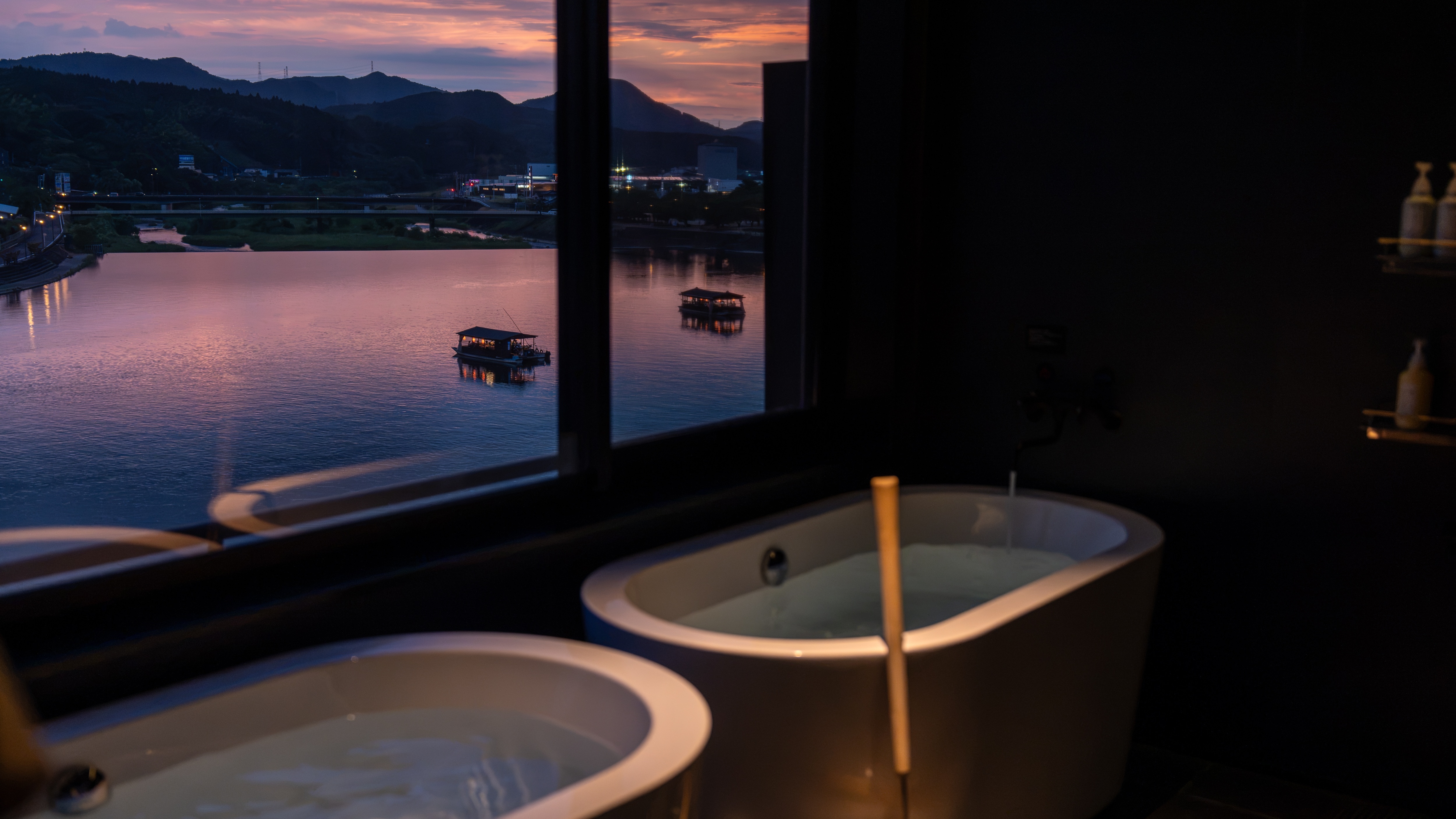 [Beauty-enhancing hot spring] This spring water is rich in metasilicic acid, which is said to be a natural moisturizing ingredient, making it great for your skin.