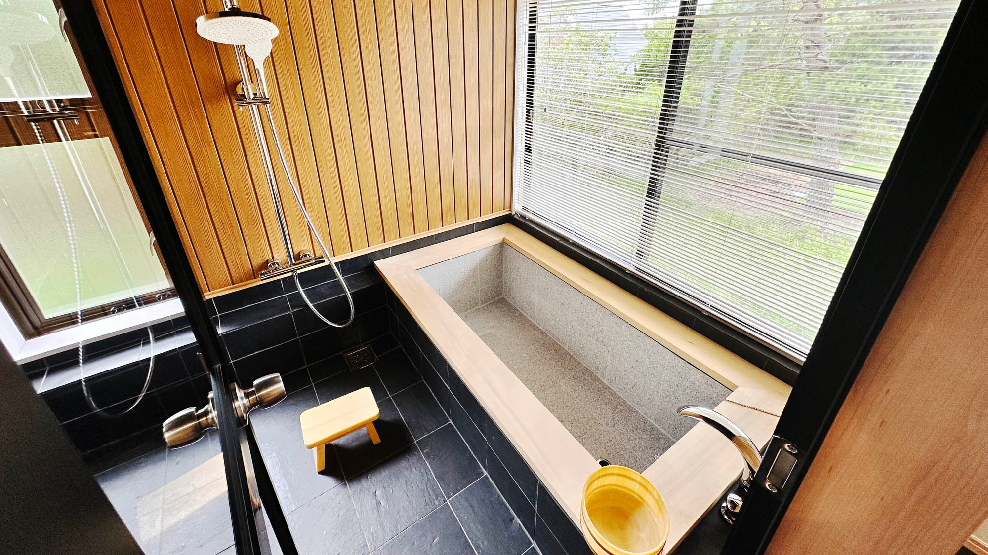 [Deluxe Villa] You can use the indoor rock bath. (Heated water.)