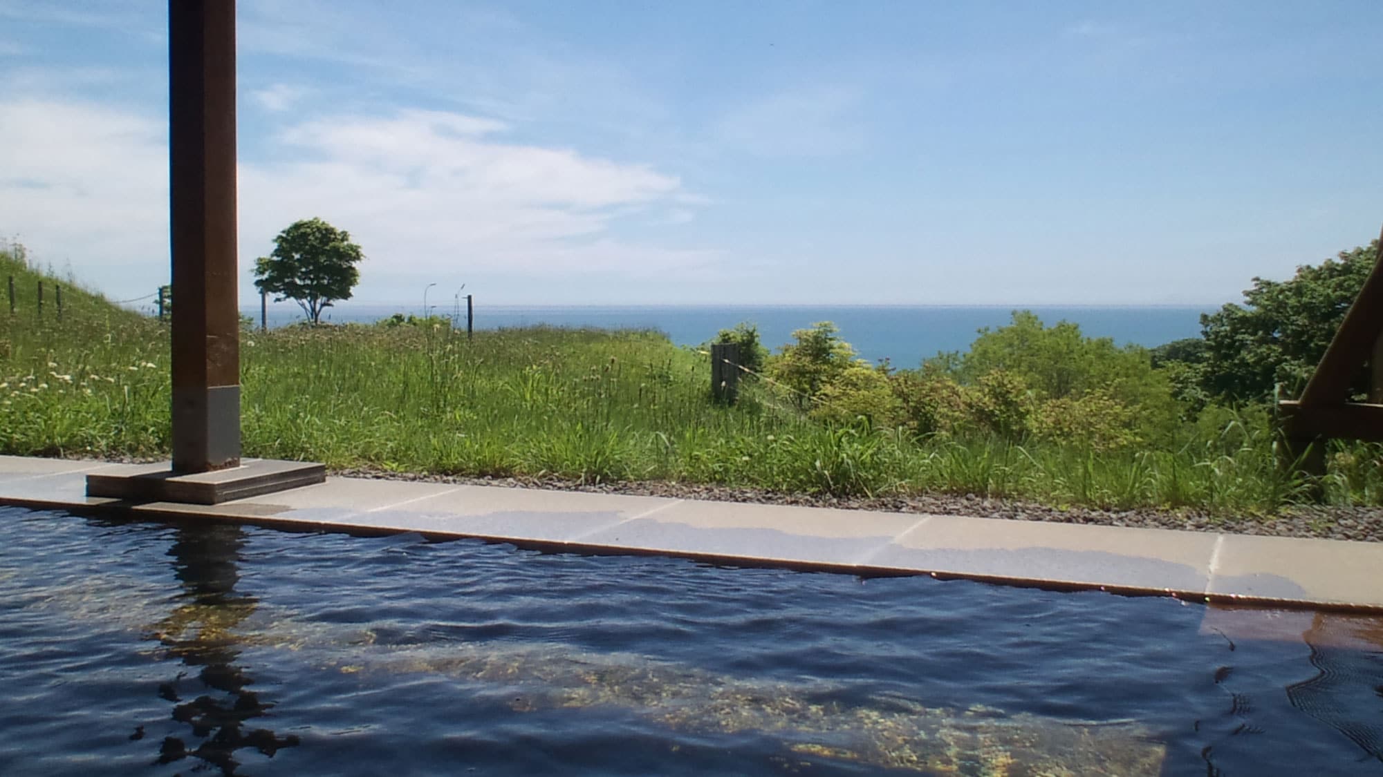 100%天然溫泉水的露天浴池，可欣賞大海美景