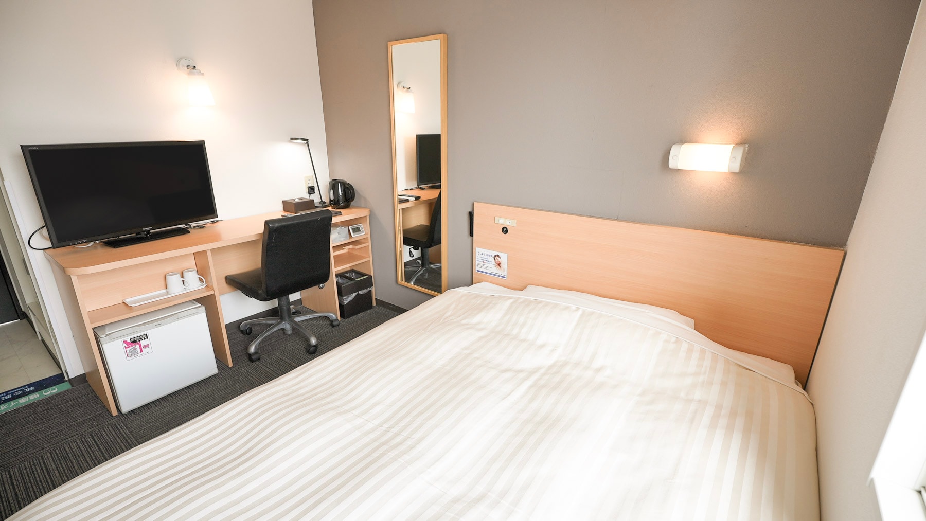 A 150cm wide bed and a mattress with just the right amount of firmness will ensure you a good night's sleep.