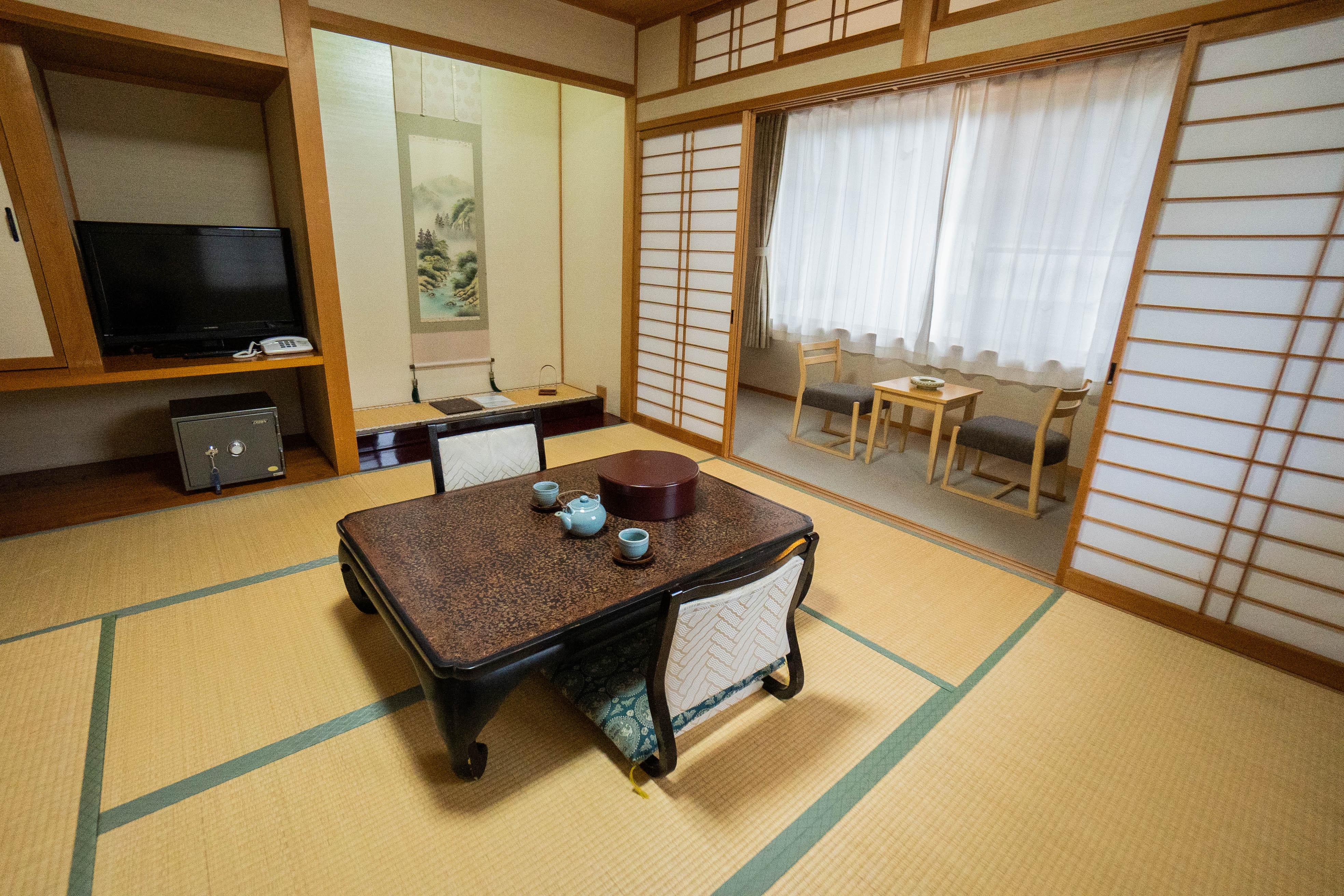 Japanese-style room (8 tatami mats)