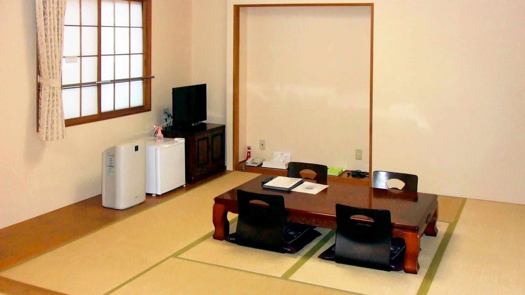 [Japanese-style room 16 tatami mats] A spacious room with two 8 tatami mat rooms.