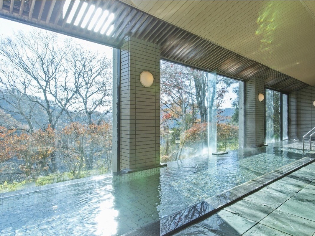 You can enjoy the mountain village scenery from the large bath, which seems to float in the sky.