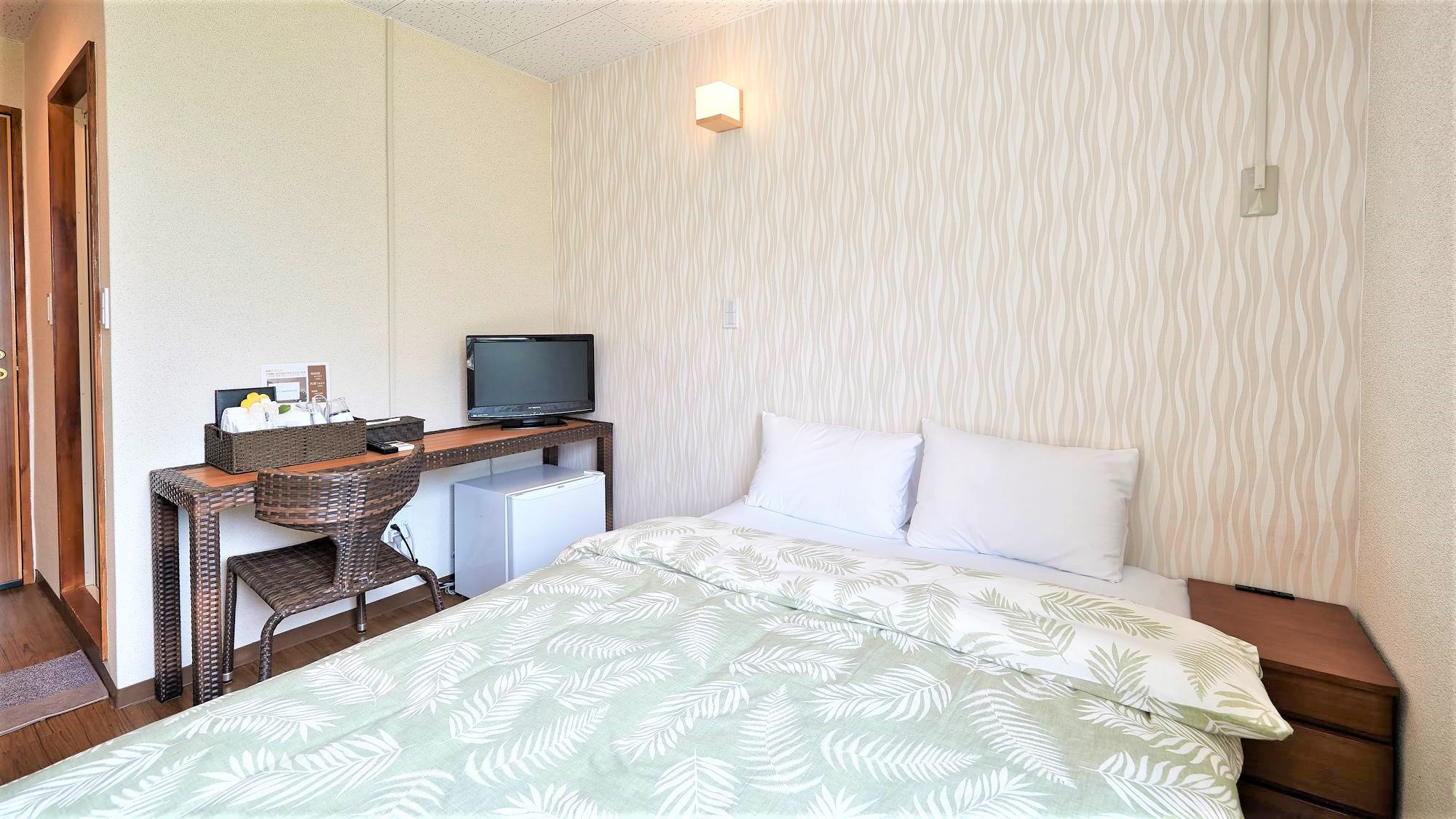 Semi-double bedroom (no bathtub, shower only)
