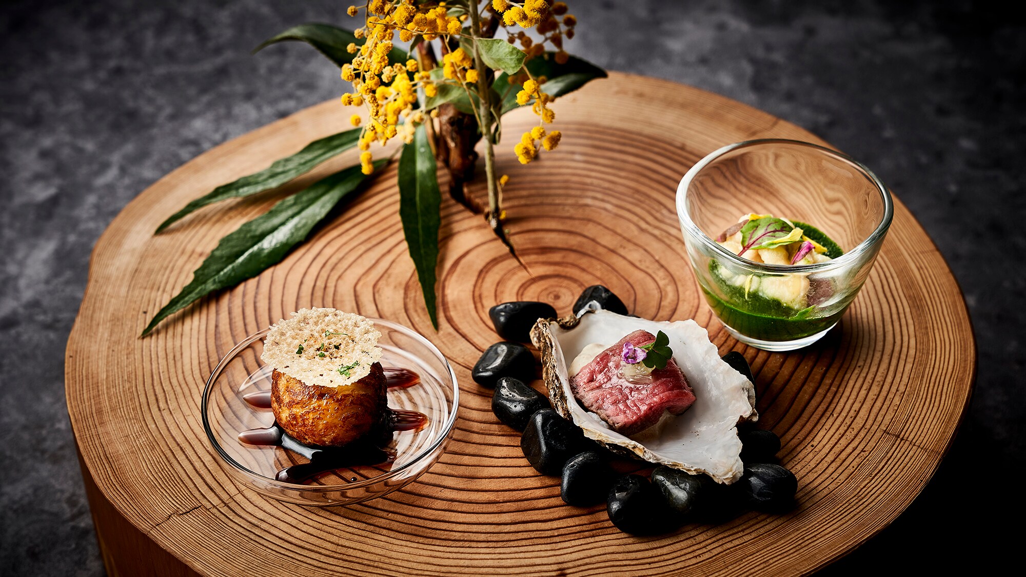 [冬季菜肴/图片] 鳕鱼白经过油炸，并将熟成的大腿肉和牡蛎放在柔滑的慕斯中。