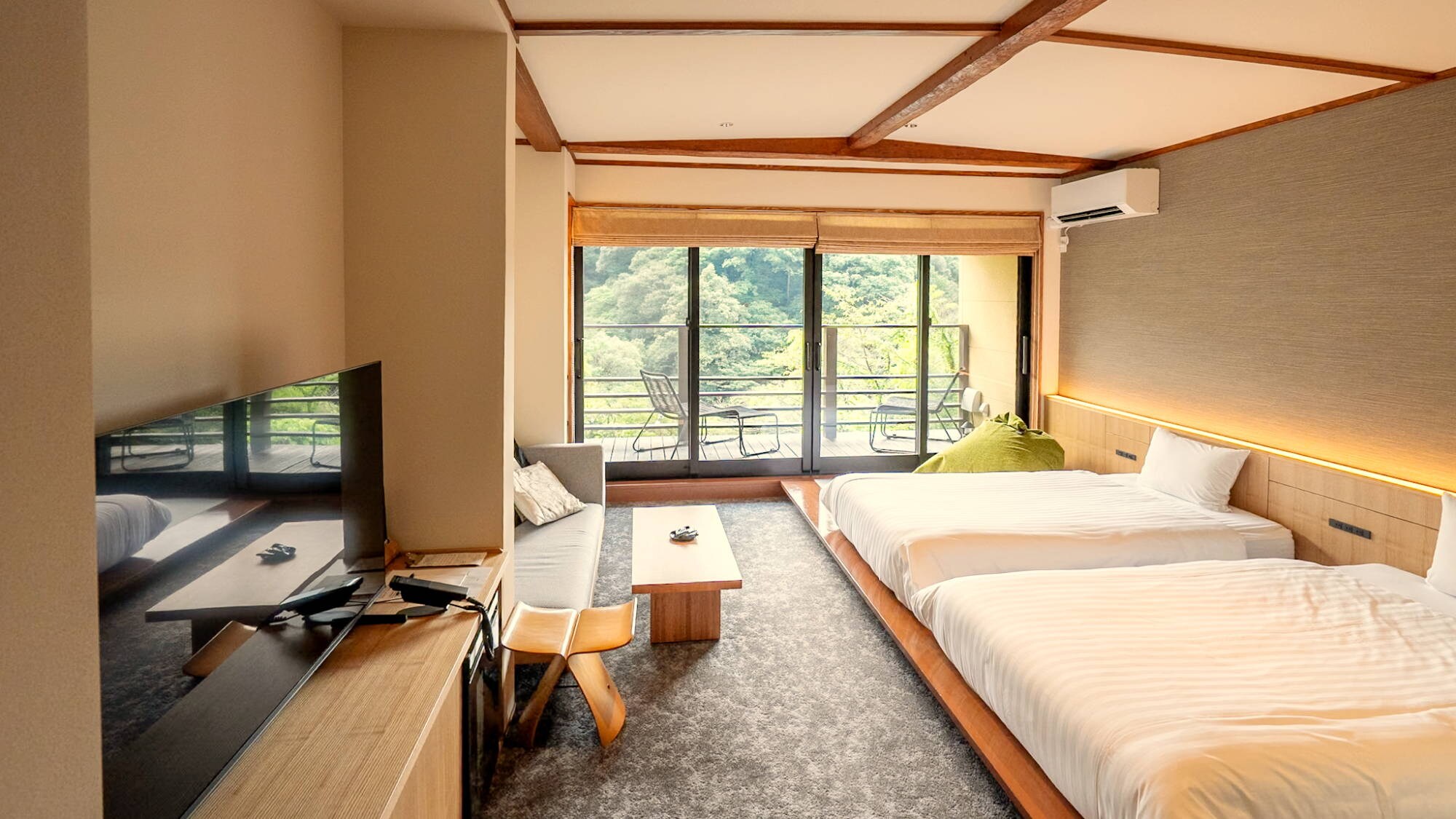 [Example of a Western-style room (accommodates 2 people + up to 2 children sharing a bed)] A low bed is provided on a raised platform.