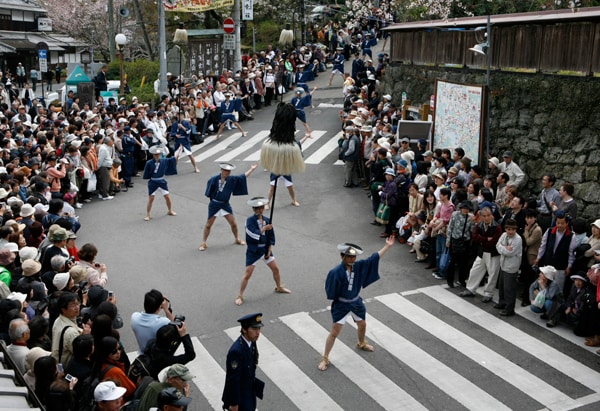 每年11、12日舉辦的傳統活動（獻花儀式）