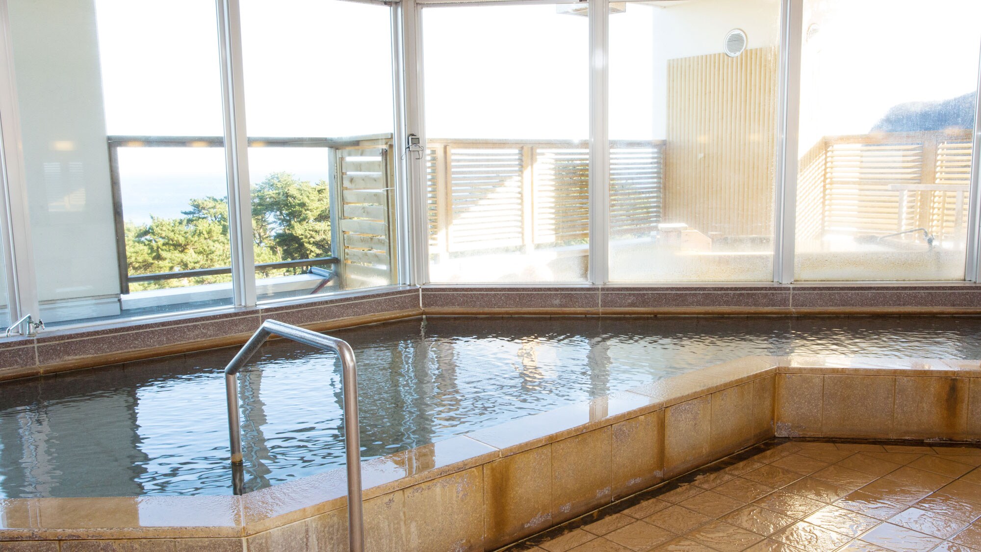 3樓酒店客人專用露天浴池享受隨季節變化的風景♪