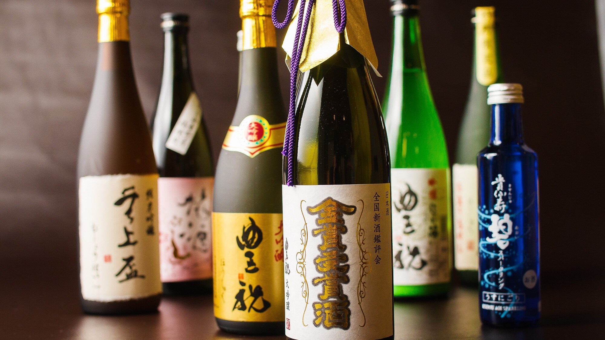 Kami menawarkan sake musiman dan sake berkilau yang dikirim langsung dari Pabrik Sake Nara Toyosawa.