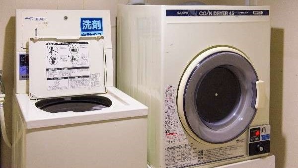 Binatu koin (2 mesin cuci dan 2 pengering)
