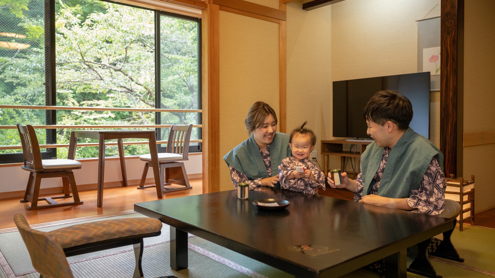 [Japanese-style room (example)] In the room of the new building, you can spend a relaxing time while enjoying the murmuring of the river.