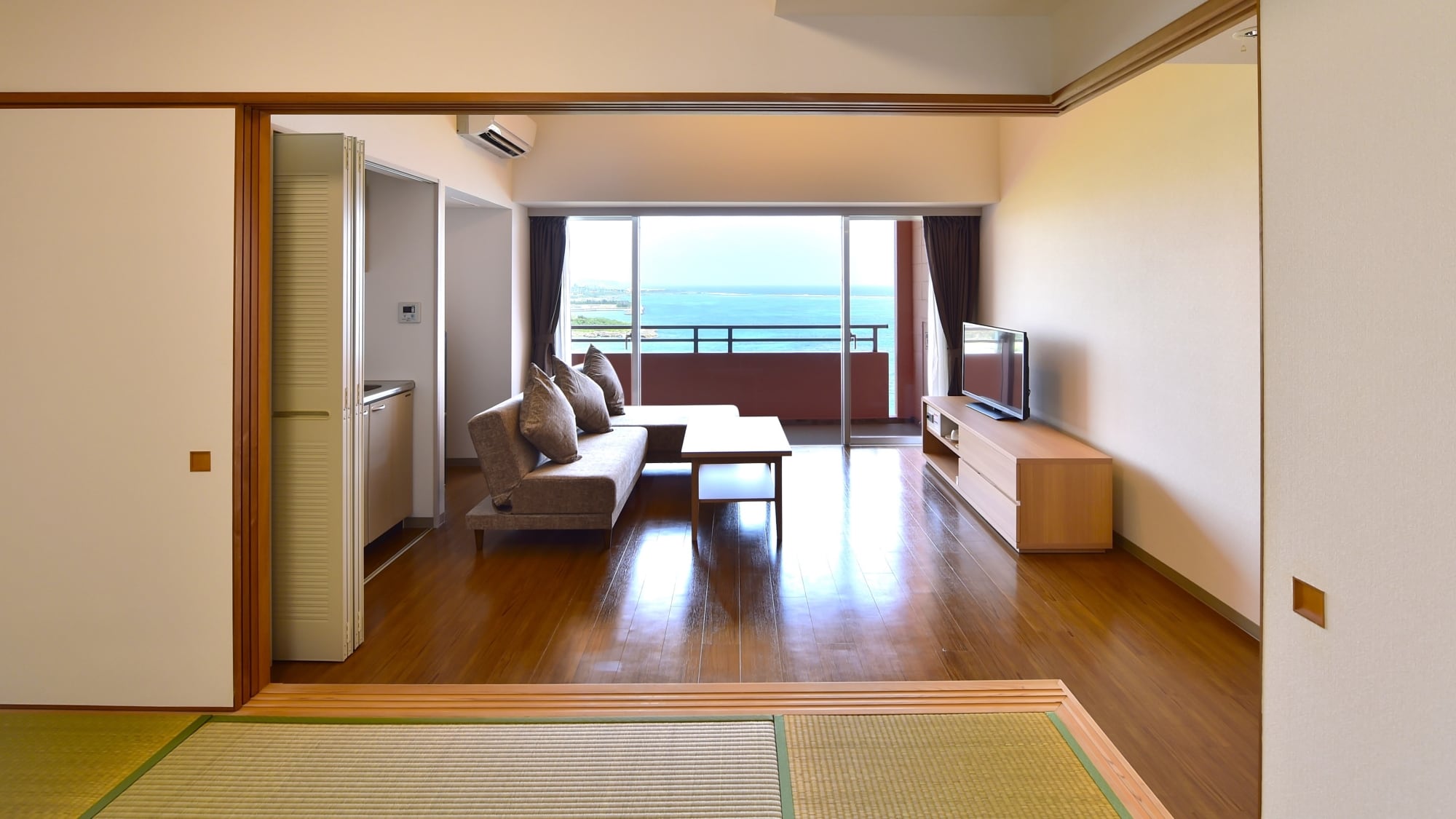 [Type B Japanese-Western style room] A guest room with approximately 12 tatami mats of living/dining space and 6 tatami mats of Japanese-style room space.