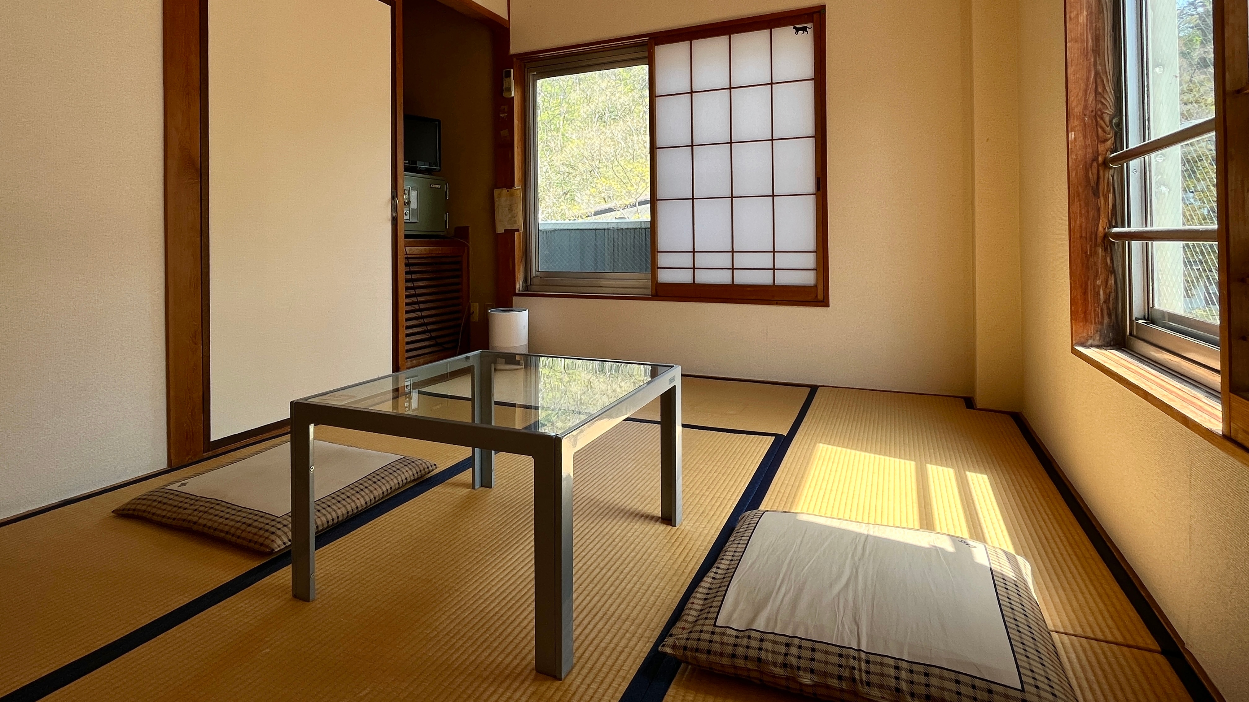 [6 tatami Japanese-style room] A Japanese-style room for 1-2 people. The sunlight pours in and it is a comfortable room.