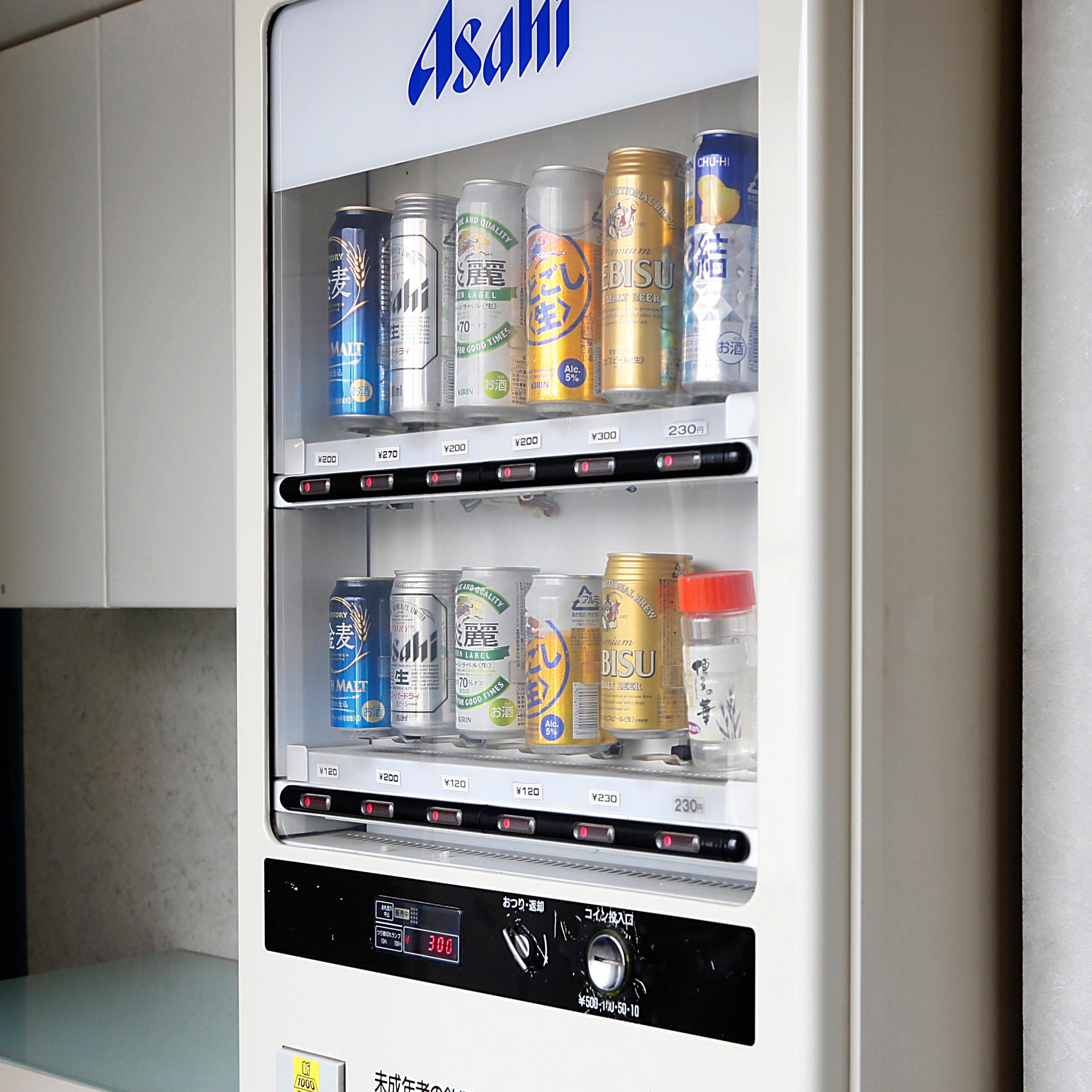 [Vending machine] We have a wide variety of beers. *There is also a juice vending machine.
