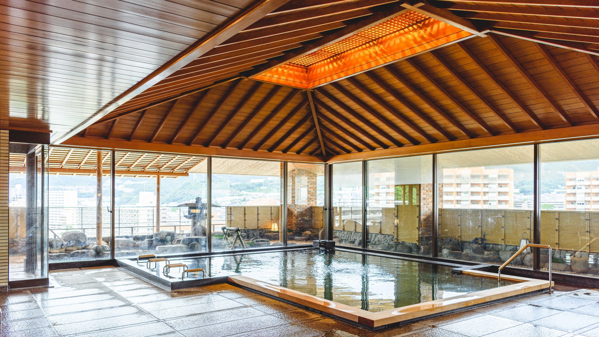 There is also a jet bath at the large communal bath with a view of the palace, so you can refresh your body on a daily basis.