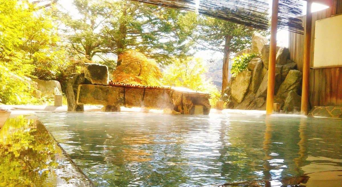 Autumn open-air bath
