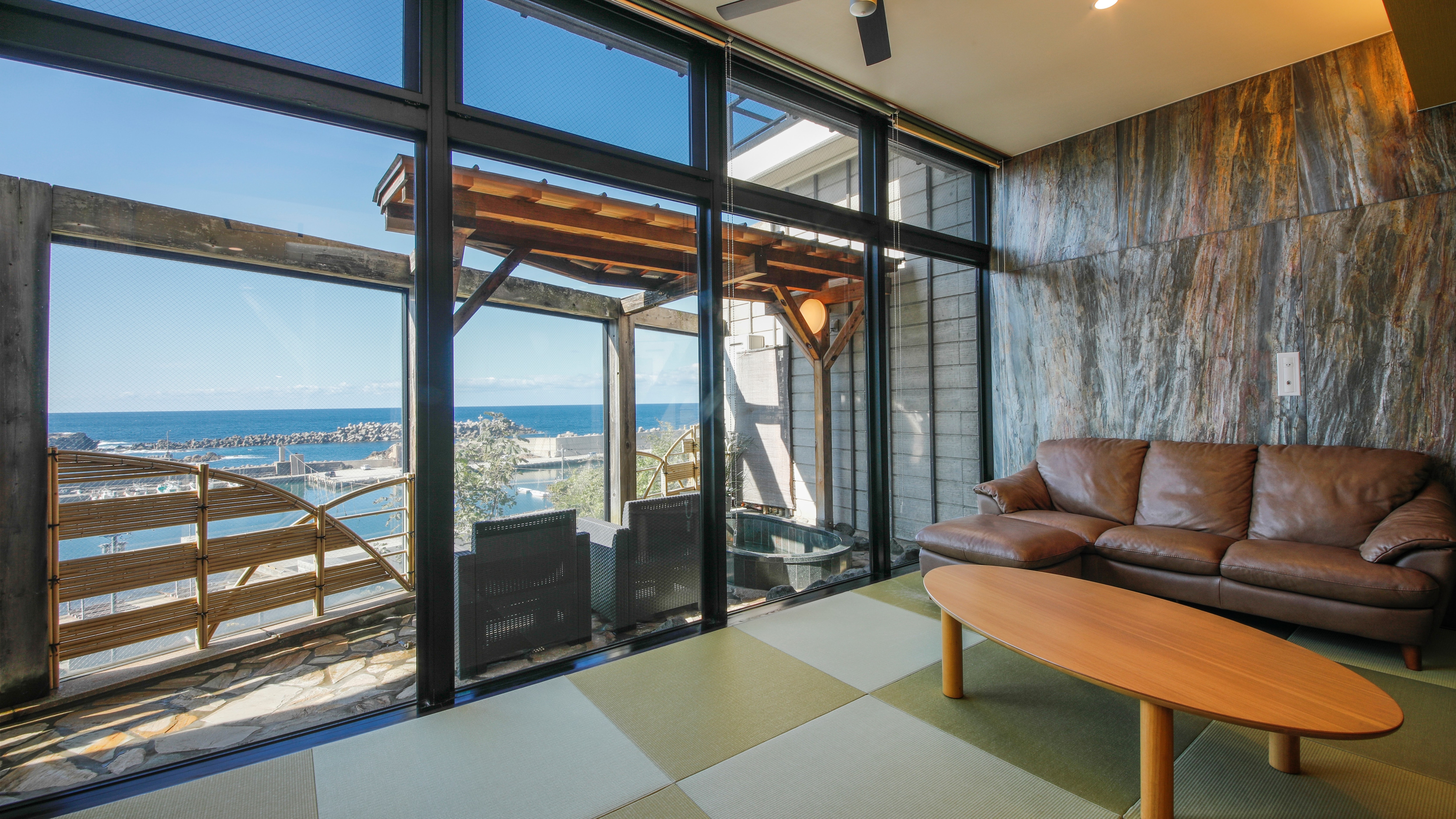 [Special Room Fukkou no Ma Umi] (Limited to one group per day) Enjoy a relaxing time overlooking the majestic Sea of Japan and Taiza Port.