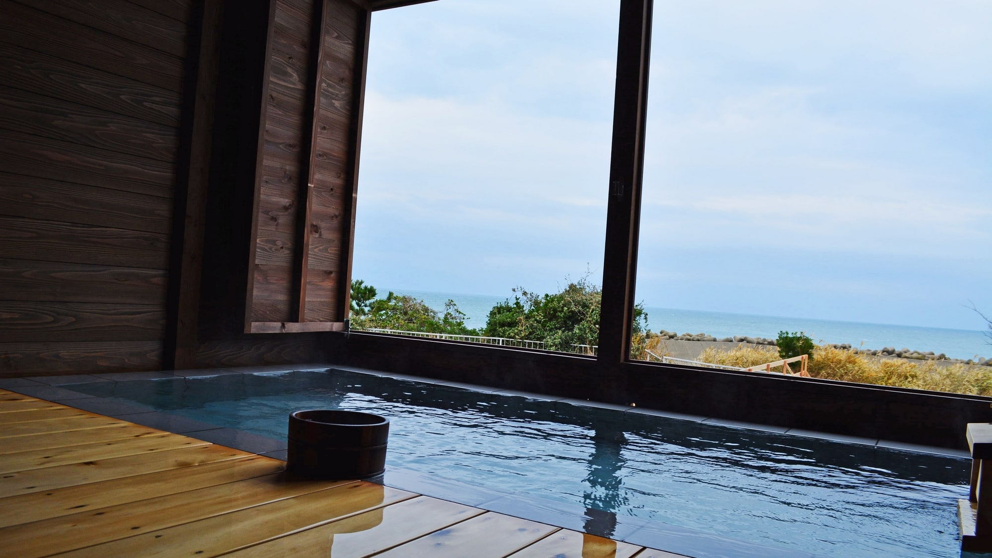 A bath with high thermal insulation effect will warm you to the core.