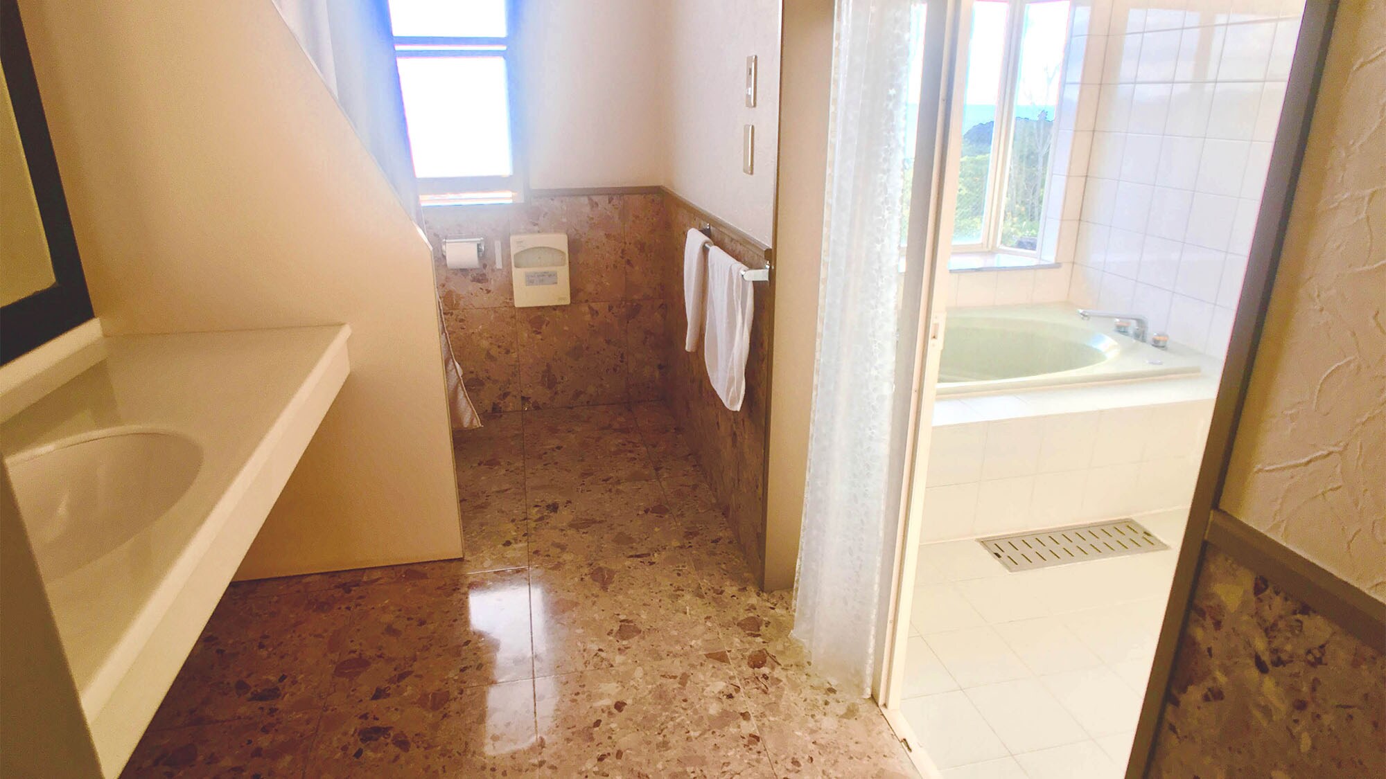 ・＜Bathroom＞The bathroom and toilet are separate. There is also a large mirror so you can get ready!