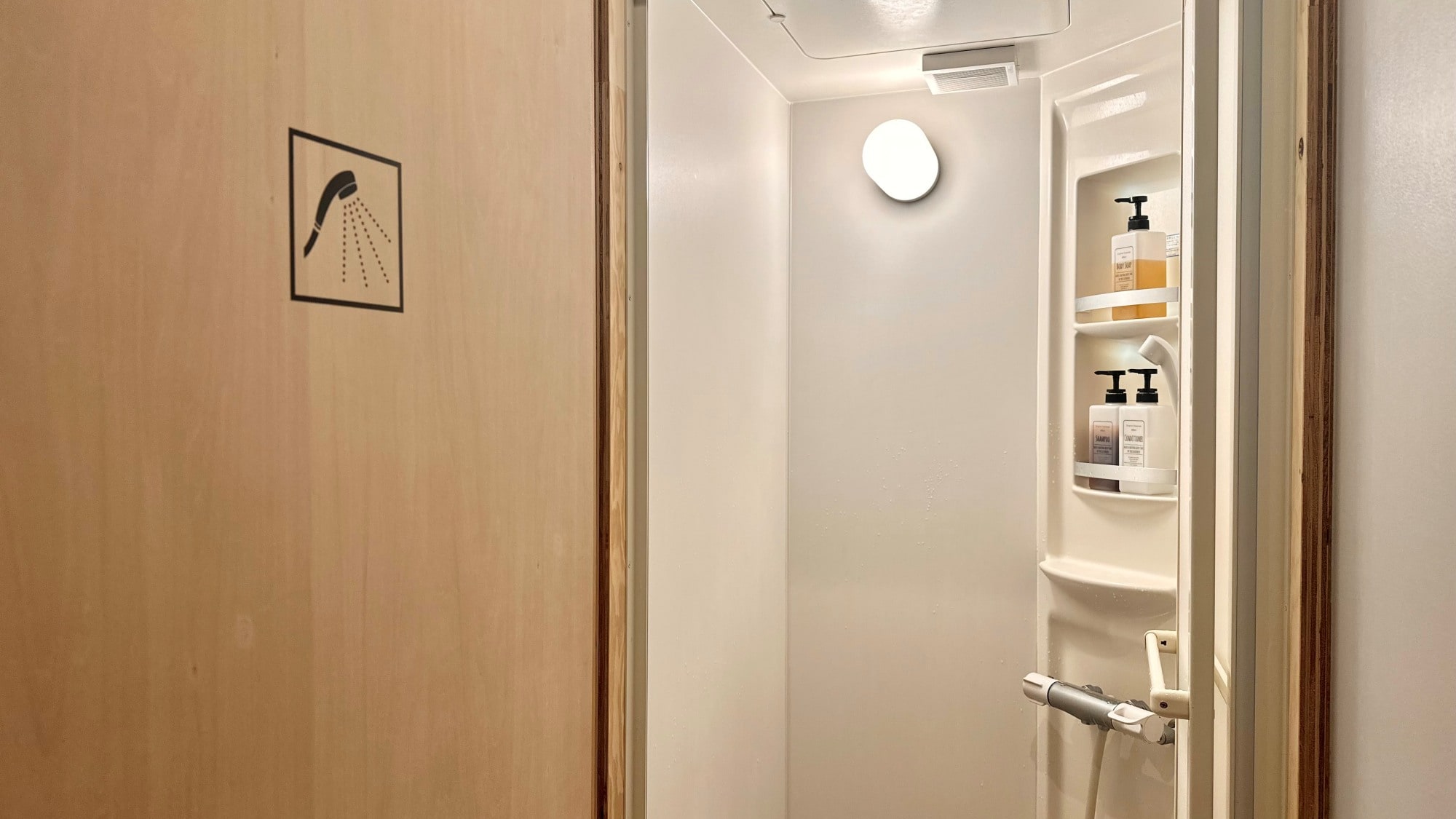 3F: Shared showers for men and women (for guests staying in the Dormitory, Azalea, and Cosmos)