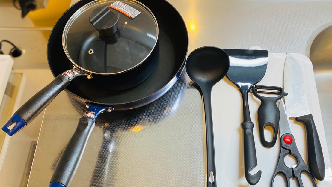 免費炊具：煎鍋、玻璃蓋手鍋、砧板、菜刀、削皮器、烹飪剪刀、鍋鏟、勺子
