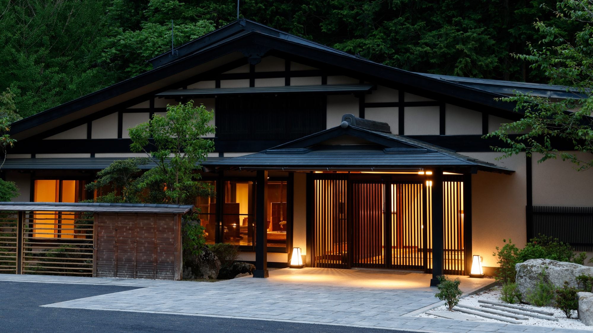 ・[Exterior] We offer warm hospitality to everyone from singles to families.