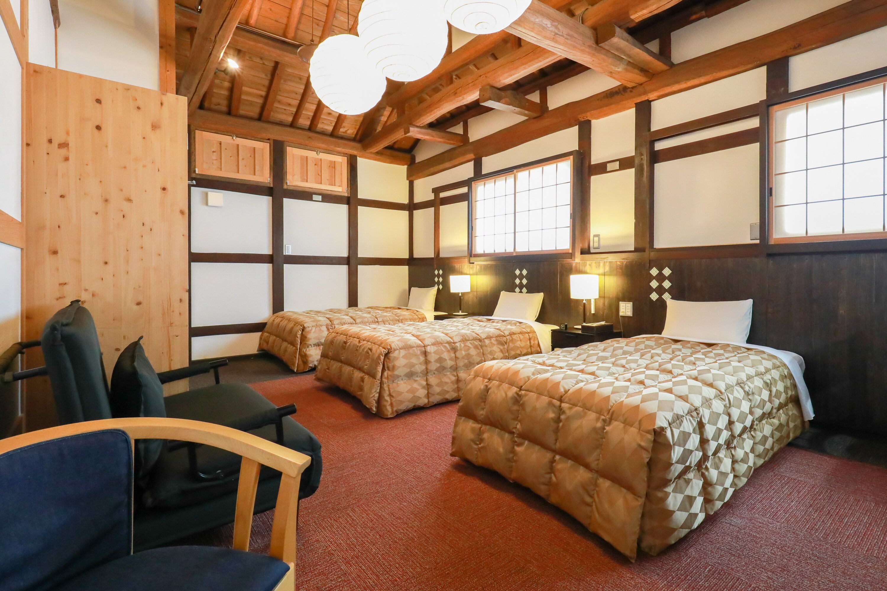 [Hot bath annex] Wisteria is a large room with a triple bed. The 4th person is an extra bed.
