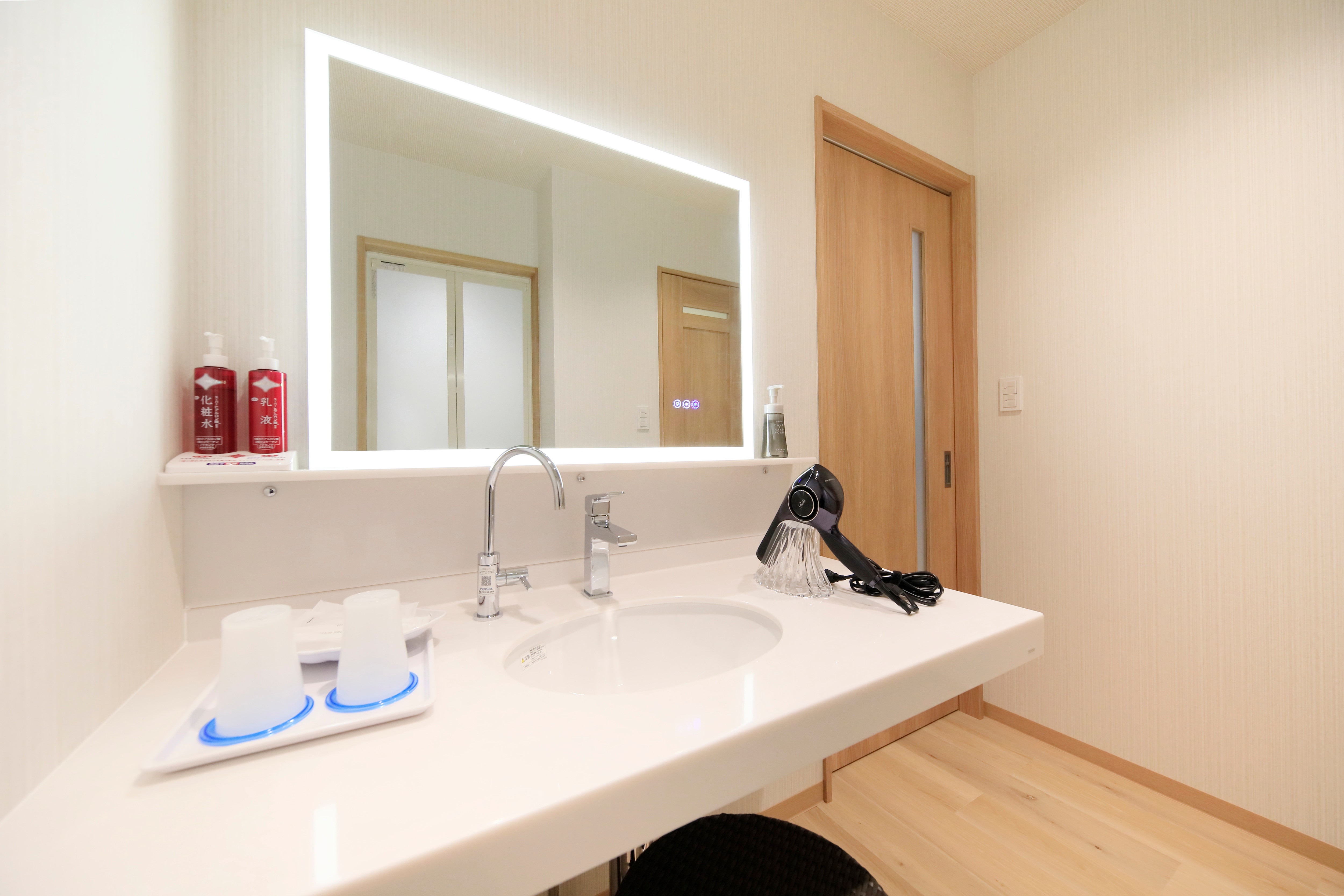 An actress mirror is used for the washbasin of the Japanese-Western style room and the concept room!