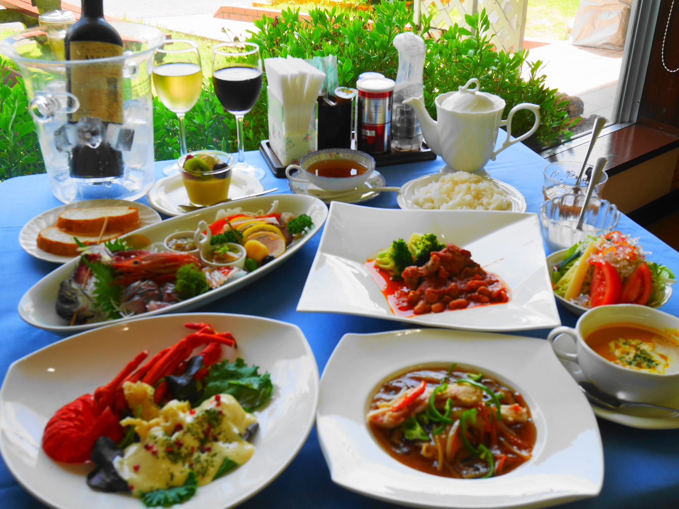 Kế hoạch này cho phép hai người chia sẻ ba loại thịt tôm hùm gai.
