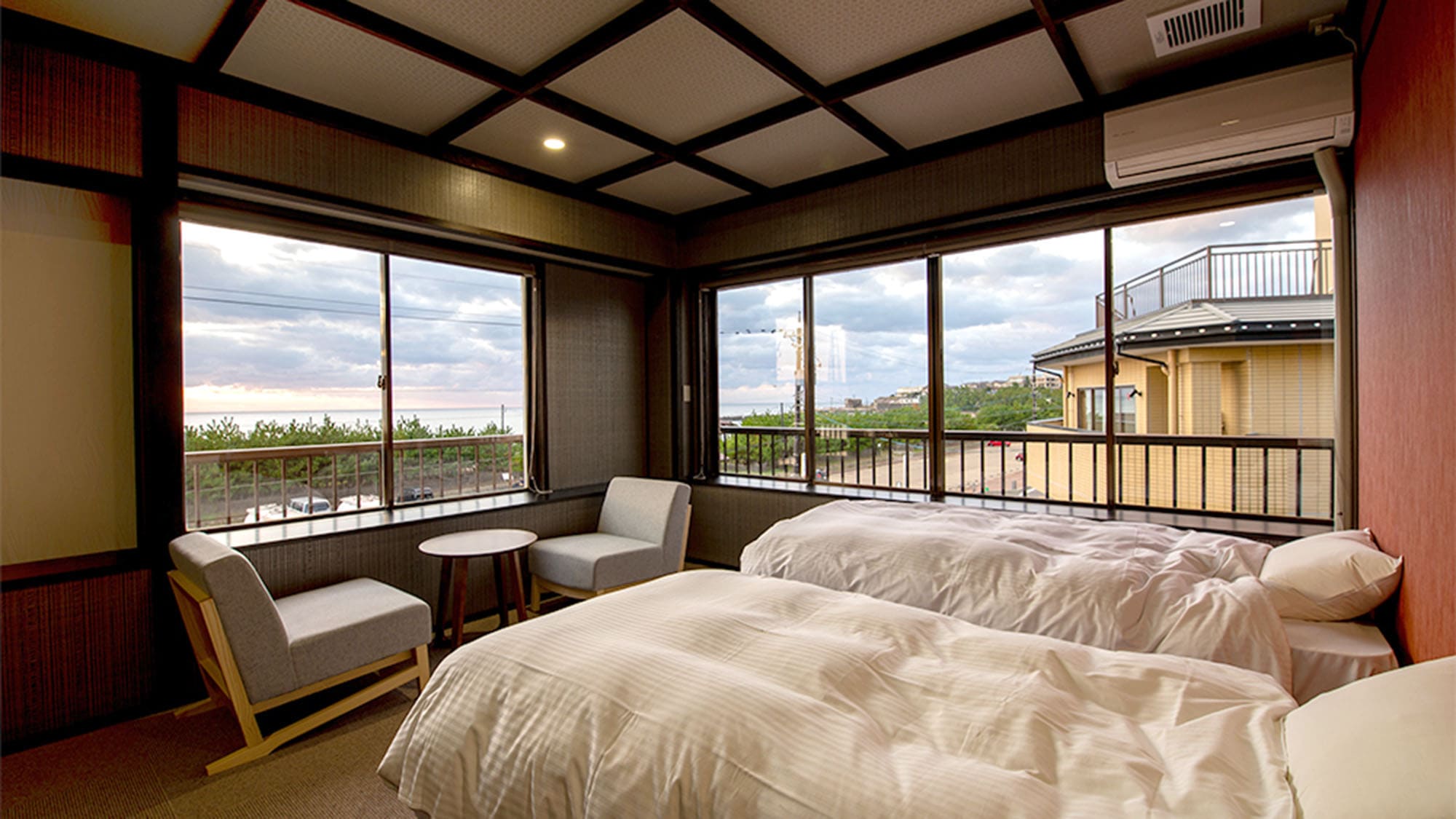・ A spacious and special Japanese and Western room. Take the sunset over the sea to yourself!