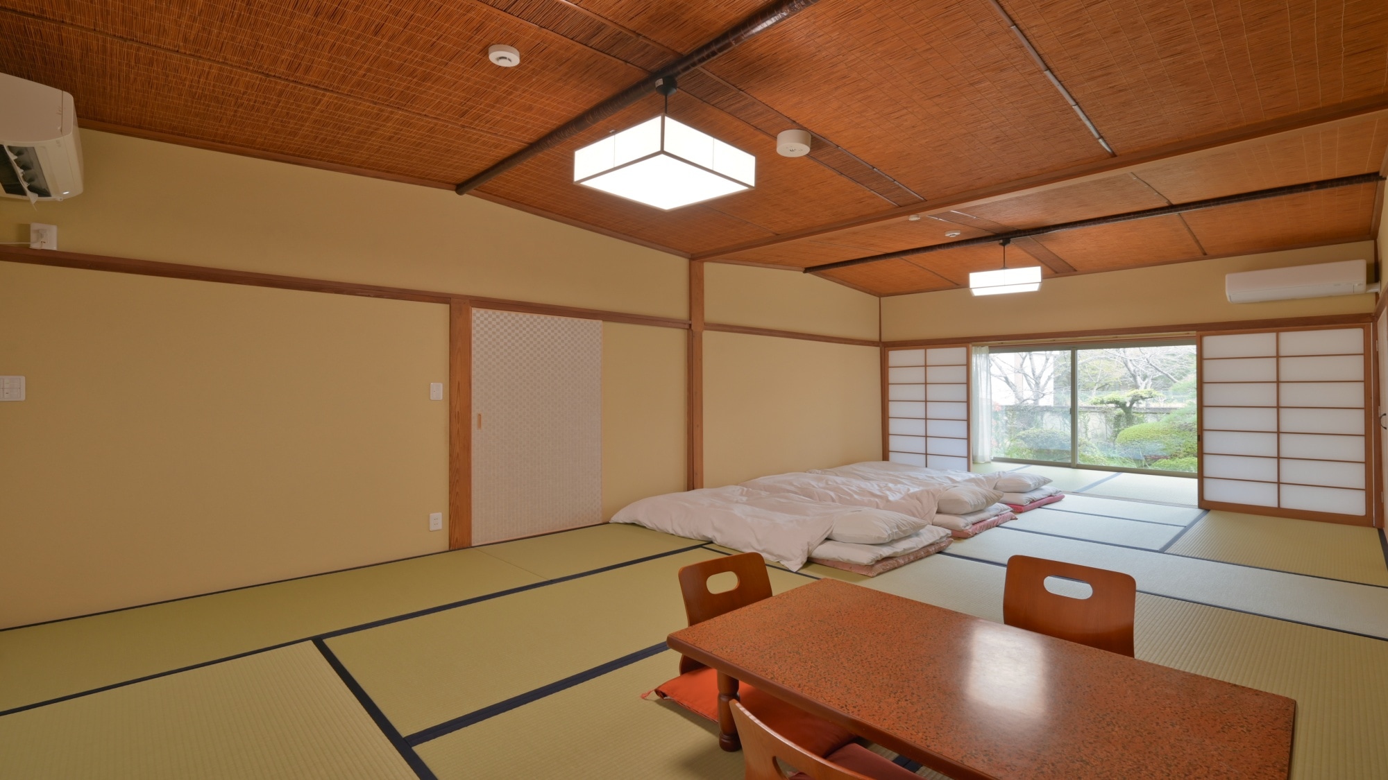 A spacious, purely Japanese-style room. Relax on the tatami mats and enjoy a soothing, relaxing time.