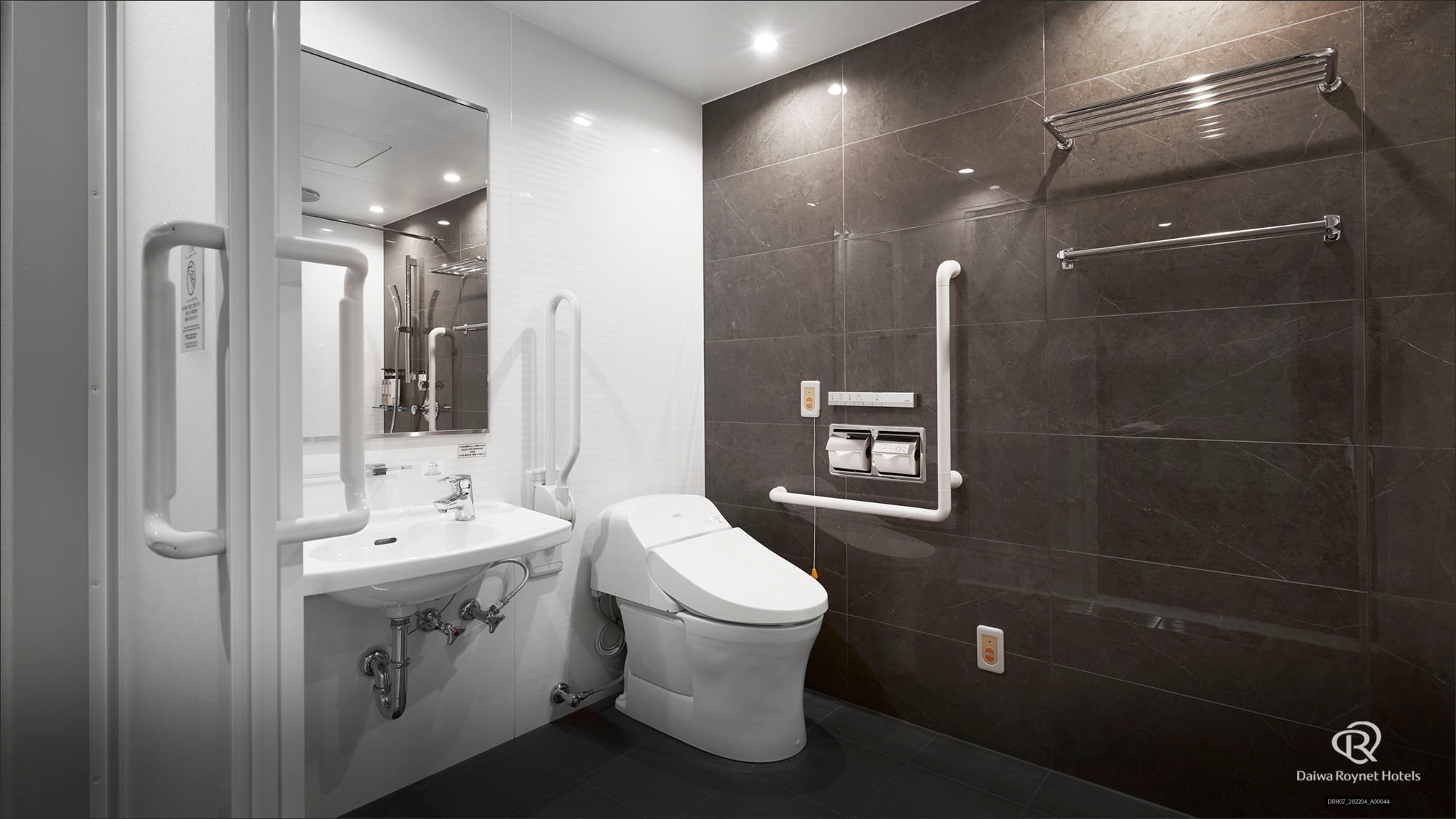 universal room unit bath 2