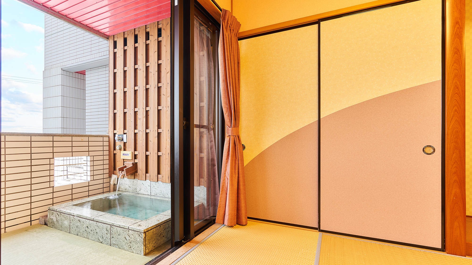 ・[Guest Room/Nagisa Sand] There is an open-air bath on the balcony. Please feel free to bathe as much as you like.