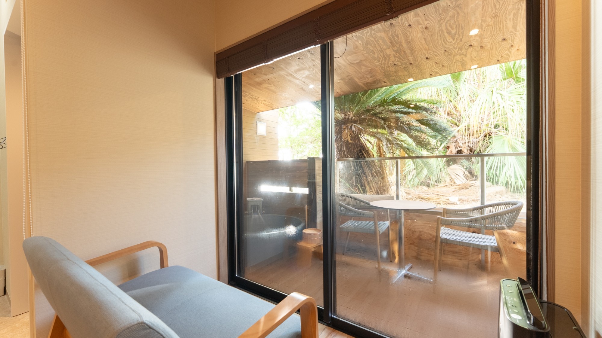 [Modern Western-style room] 33 square meters, private terrace and Shigaraki-yaki open-air bath