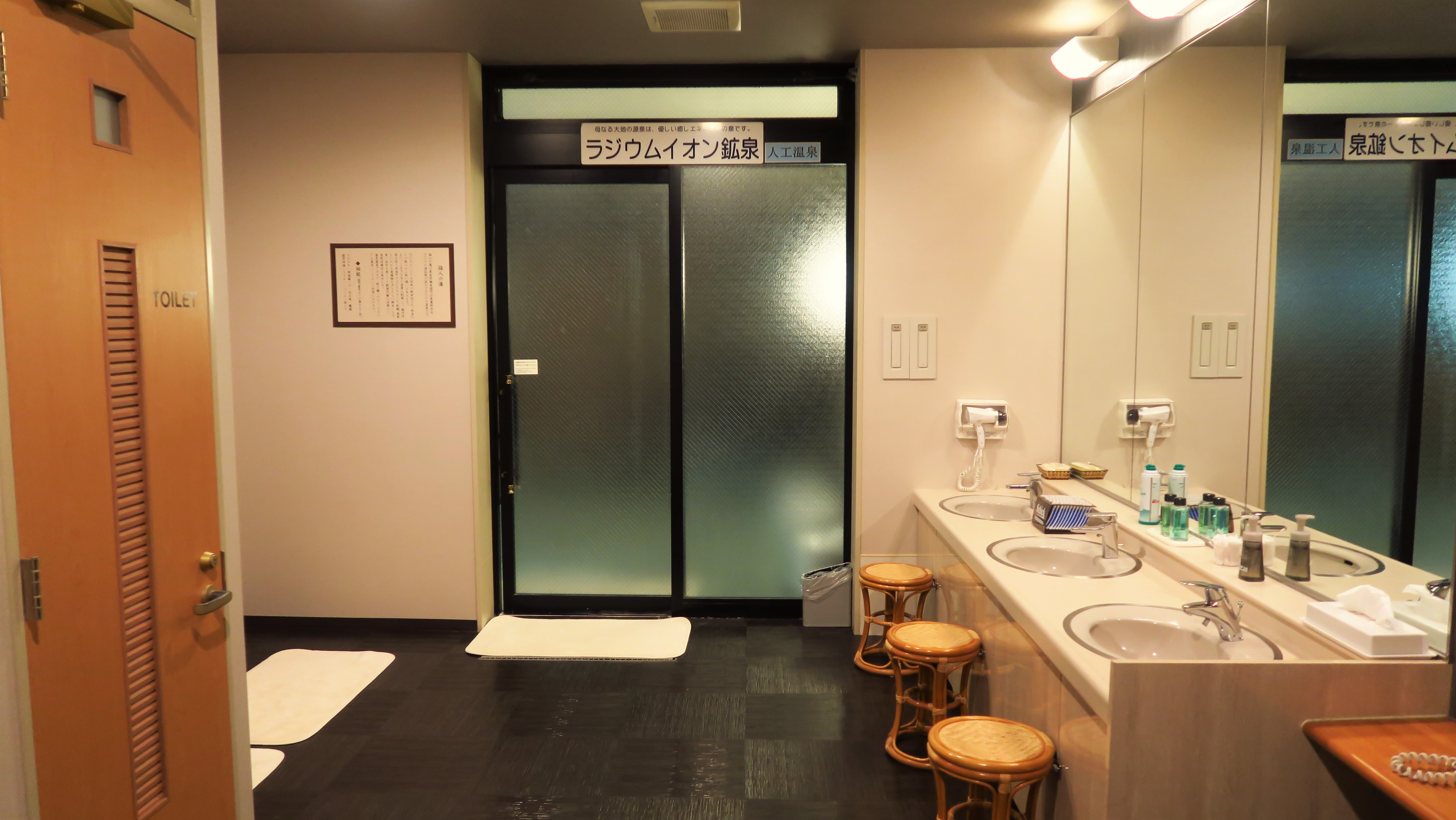 Dressing room (male) ◆ Men's amenities are also available in the spacious dressing room.