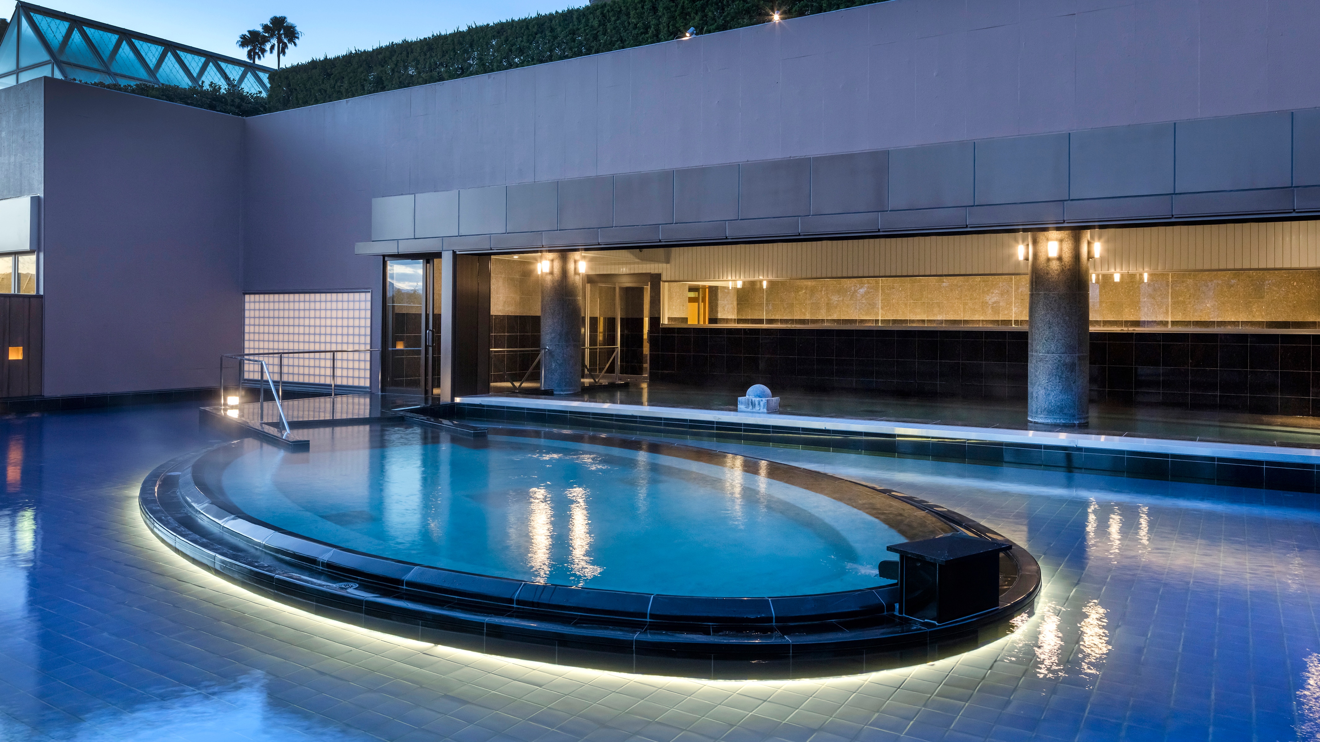 [Large public bath / open-air bath]