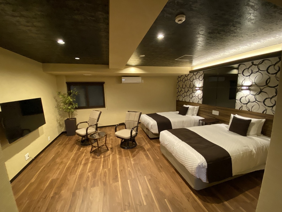 Modern Japanese-Western style room with half-open-air cypress bath, 64 square meters