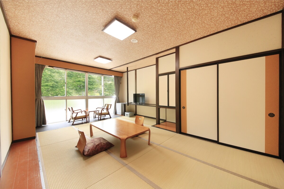 二樓裝修房間（黃色）1號房間