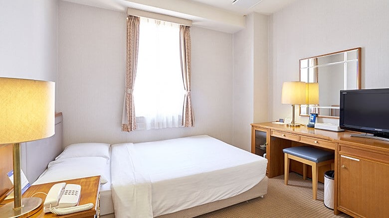 [Double room] Kamar dengan tempat tidur luas yang dapat digunakan untuk bersantai oleh satu atau dua orang.