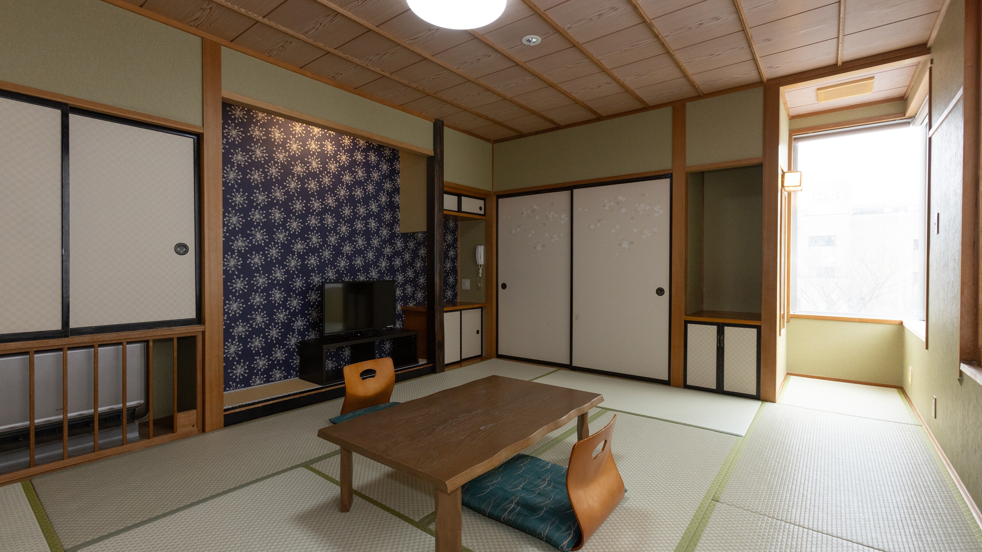 Guest room with small open-air bath (ceramic)