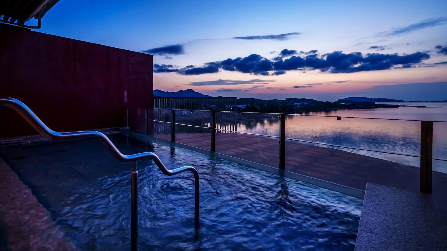 Panoramic large bath (Yang Guifei no Yu/open-air bath)