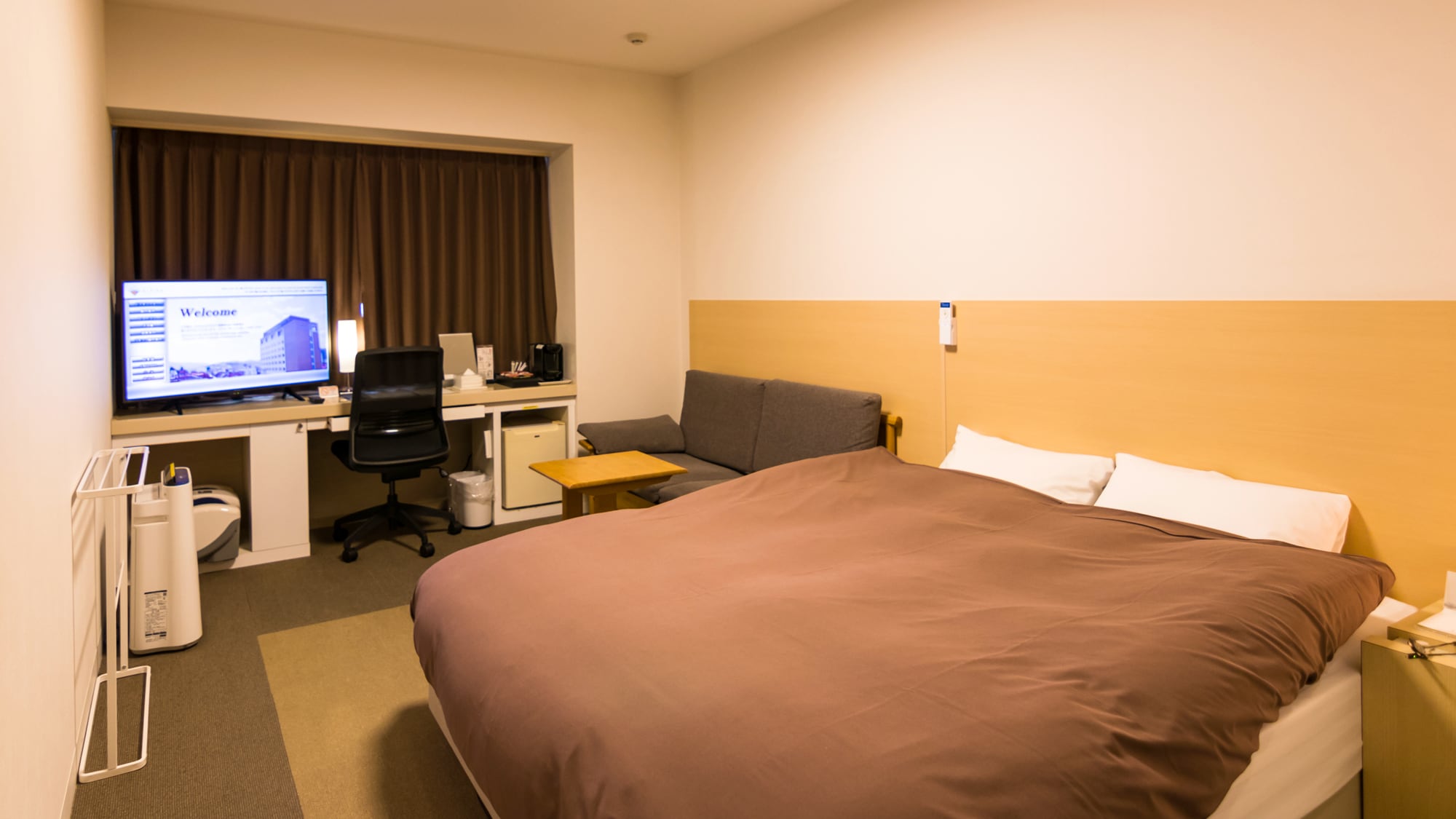 Deluxe double room with 160 cm wide bed and sofa. Equipped with special equipment and linen.
